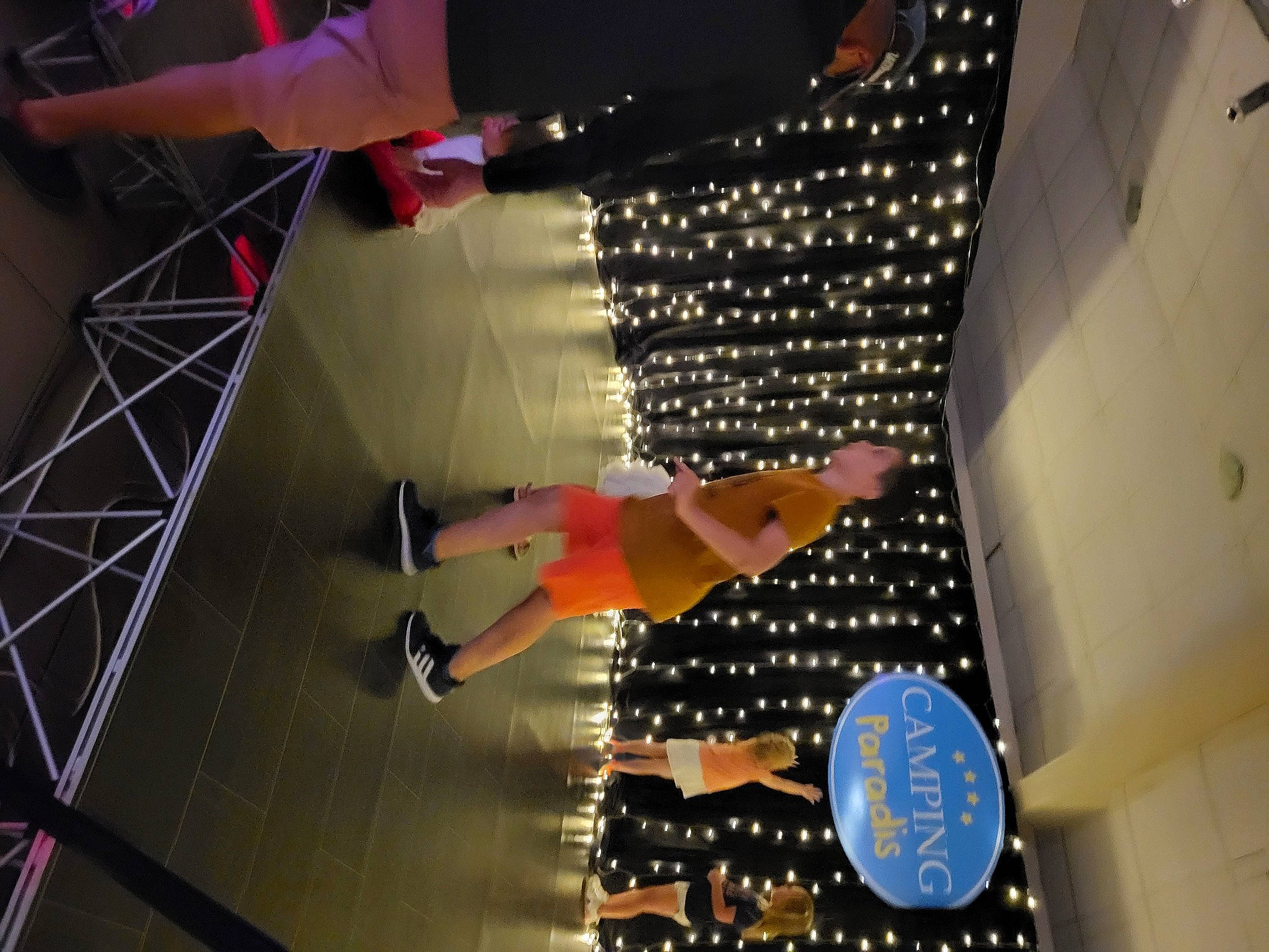 Erwan participe au concours pour gagner de l'argent avec cette photo : building, competition, entertainment, event, fashion_design, flooring, fun, glass, human_leg, leisure, nail, night, performance, performance_art, performing_arts, person, reflection, room, sandal, thigh