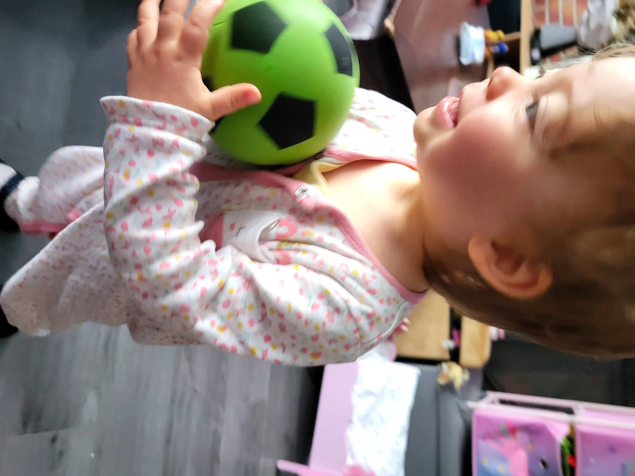 Giullia a rejoint le concours — aidez-le/la à gagner de superbes lots ! baby, baby_products, baby_toddler_clothing, baby_toys, ball, cheek, child, fun, gesture, happy, leisure, nose, person, photograph, play, smile, snapshot, sports_equipment, thumb, toddler