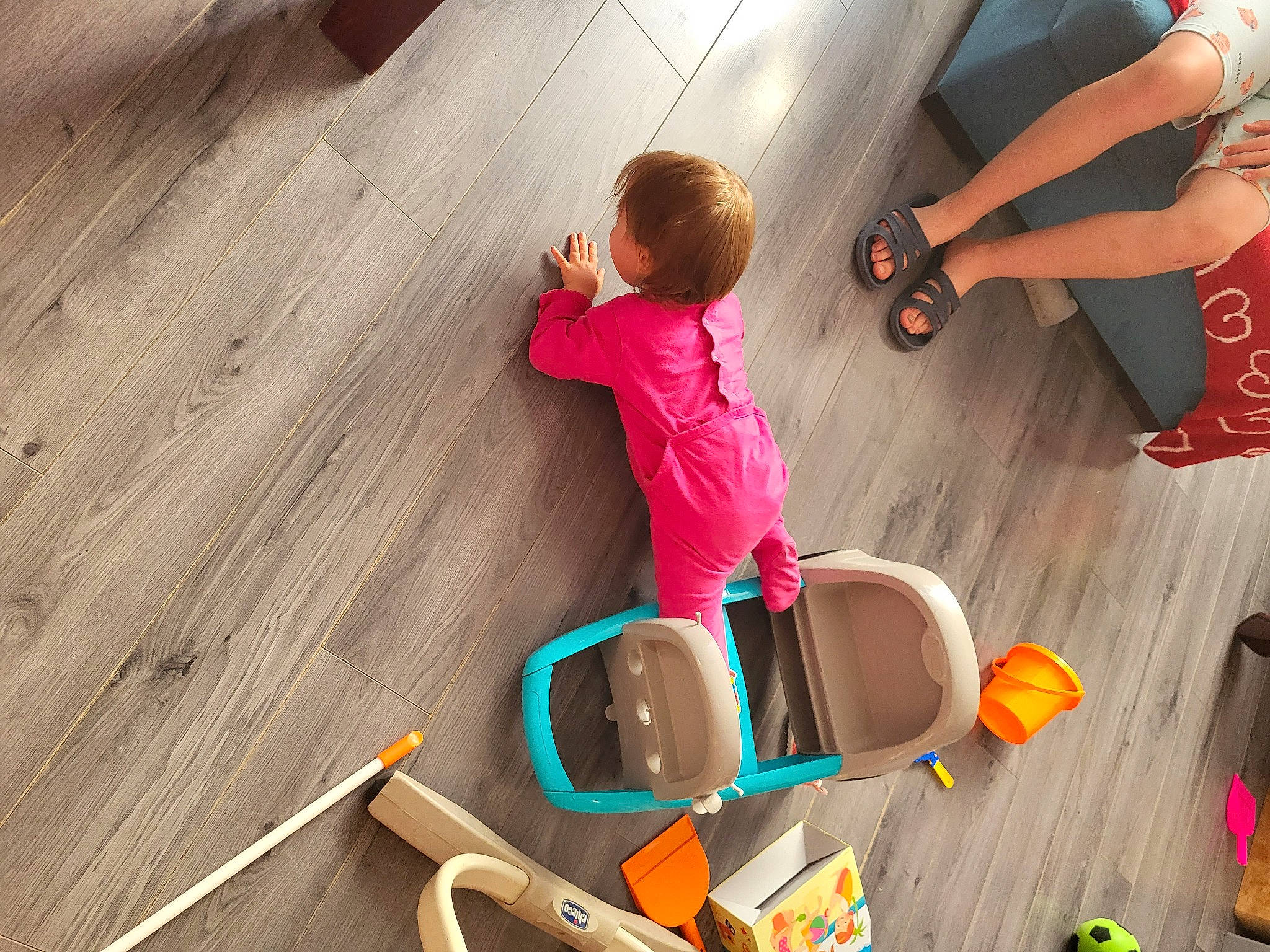 Giullia participe au concours pour gagner de l'argent avec cette photo : balance, child, floor, flooring, fun, hardwood, human_leg, knee, leisure, person, play, product, recreation, sandal, shoe, thigh, toddler, toy, varnish, wood