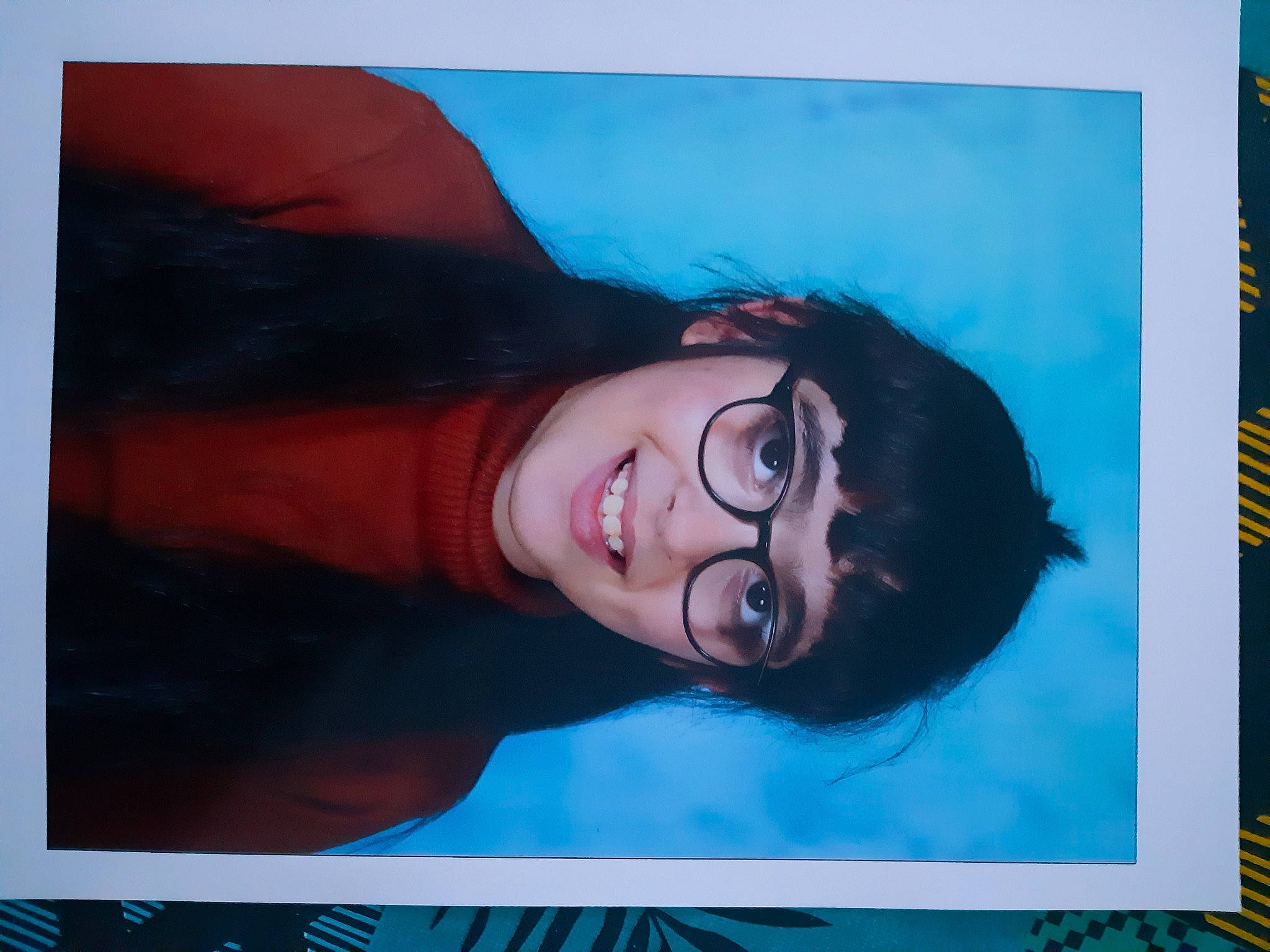 Sophia a rejoint le concours — aidez-le/la à gagner de superbes lots ! art, blue, electric_blue, eyebrow, eyelash, eyewear, flash_photography, font, fun, glasses, happy, jaw, joy, mouth, paint, painting, person, poster, room, smile