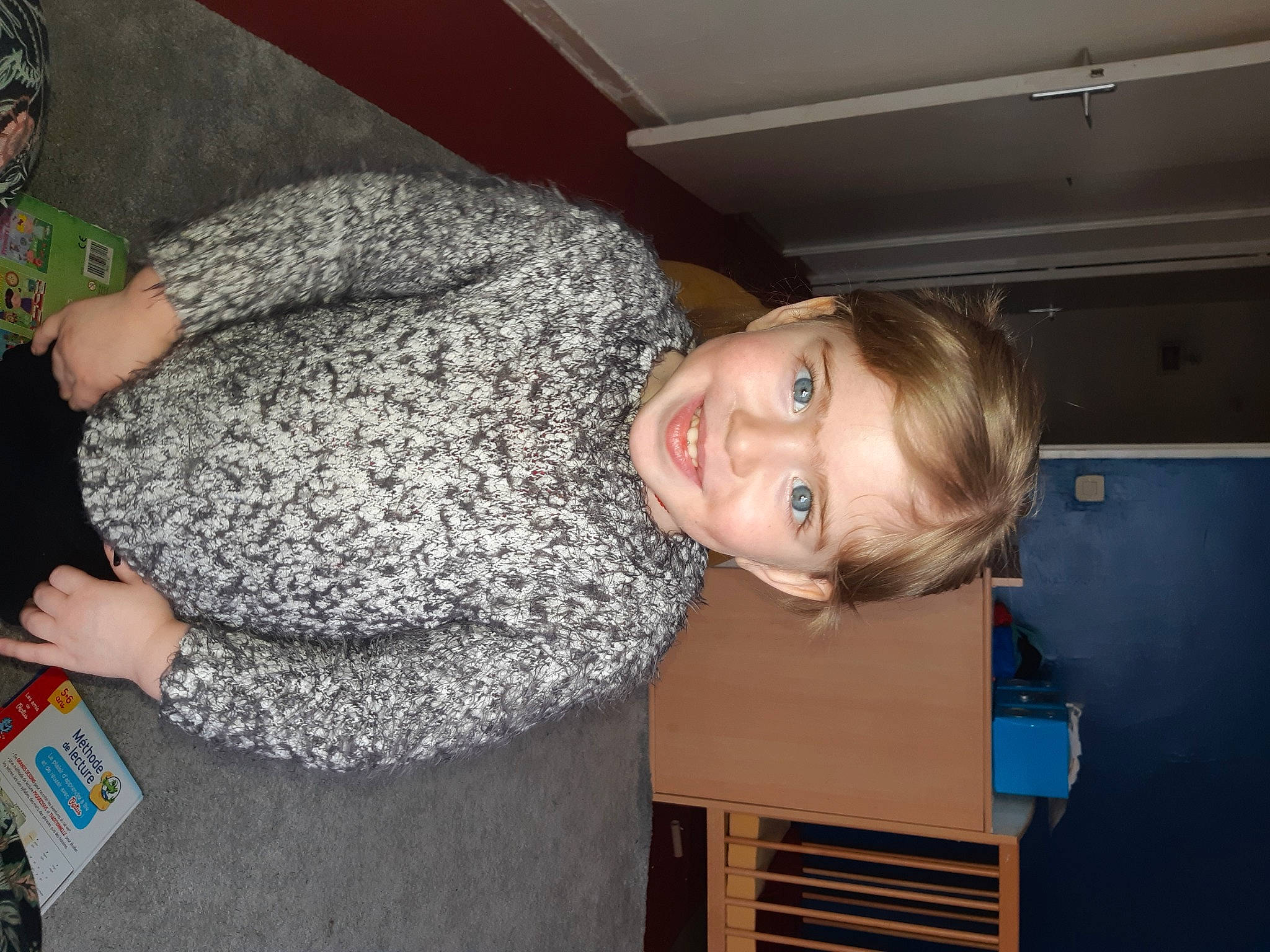 Salma participe au concours pour gagner de l'argent avec cette photo : army, child, finger, fun, gesture, hairstyle, hat, joint, joy, military_camouflage, military_person, pattern, person, room, shoulder, sitting, soldier, t_shirt, wood