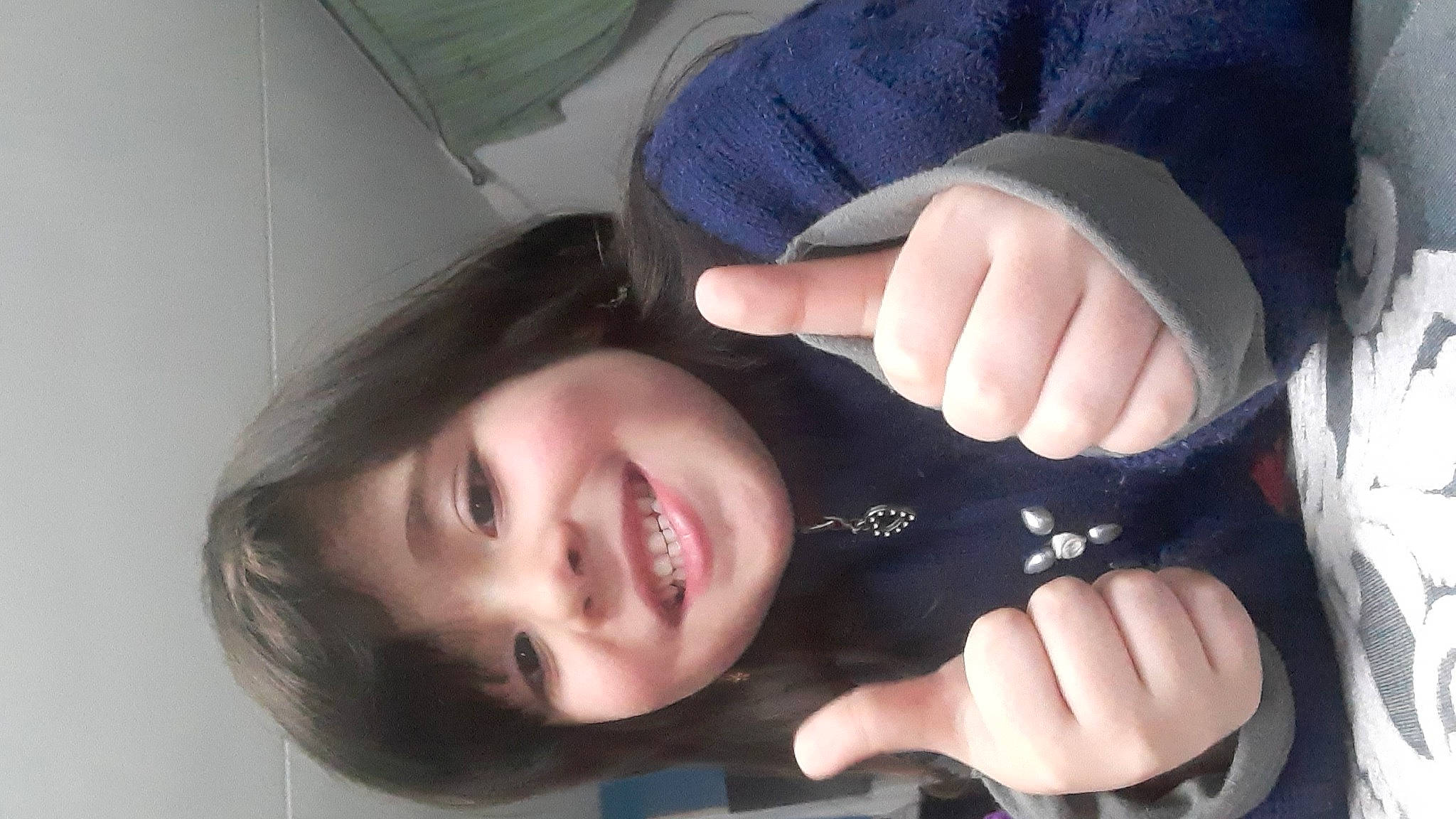 Sara participe au concours pour gagner de l'argent avec cette photo : black_hair, eye, eyelash, finger, gesture, hand, happy, head, human_body, jaw, joy, lip, mouth, nail, neck, nose, person, plant, skin, smile