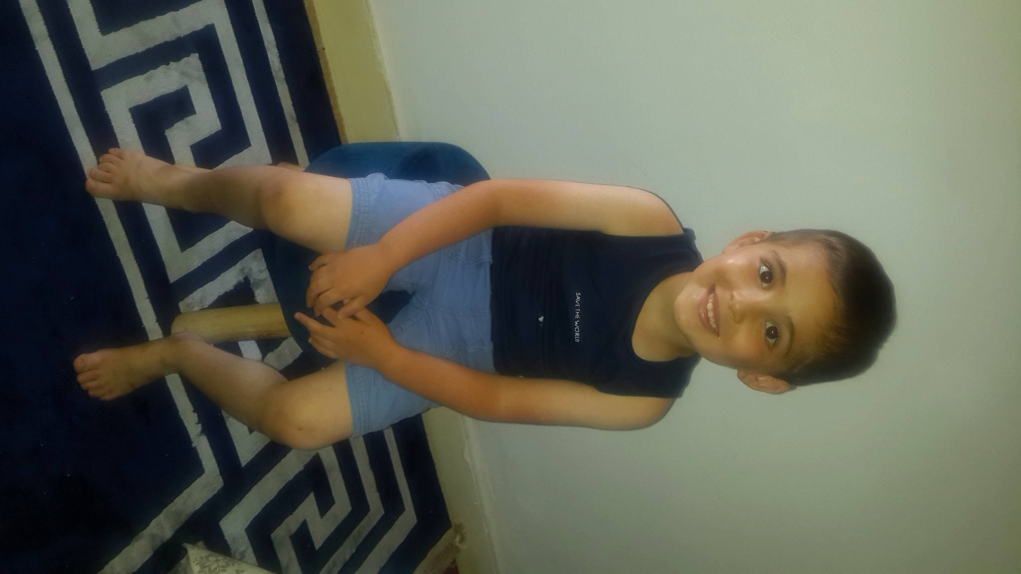 Adam participe au concours pour gagner de l'argent avec cette photo : abdomen, calf, chest, elbow, finger, flash_photography, fun, gesture, happy, human_leg, joint, joy, knee, leg, neck, person, smile, sportswear, thigh, trunk