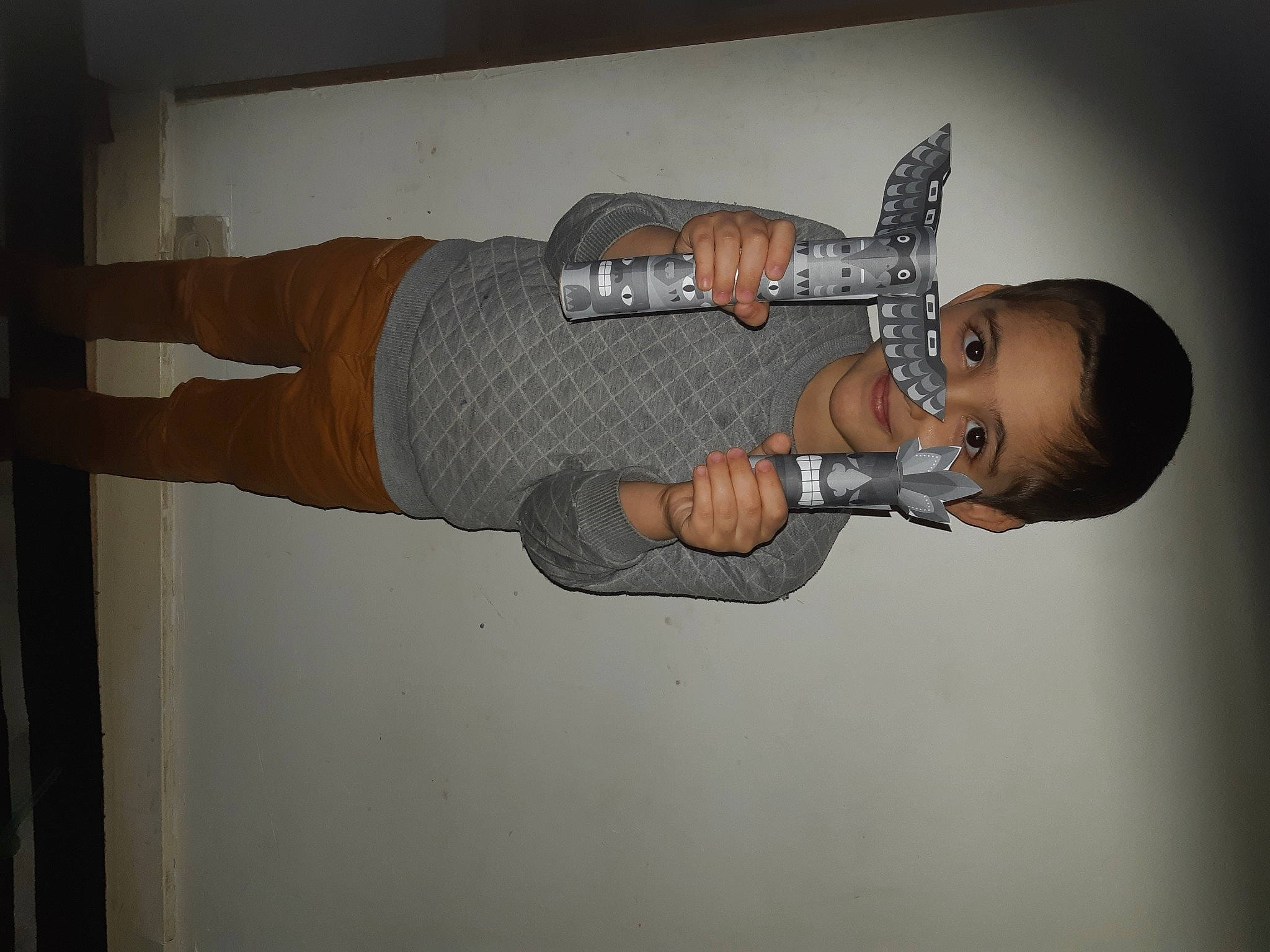 Adam participe au concours pour gagner de l'argent avec cette photo : arm, audio_equipment, ceiling, dress_shirt, elbow, flash_photography, font, fun, gesture, hat, headgear, human_leg, knee, person, room, sleeve, t_shirt, thigh, thumb, wood