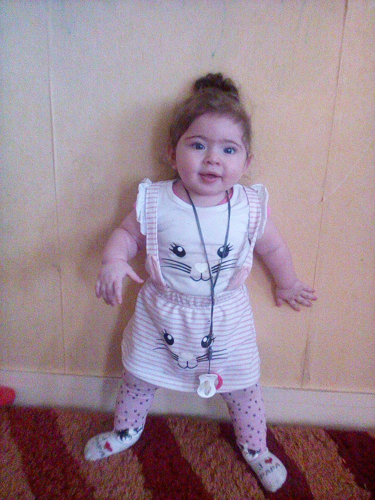 Salma participe au concours pour gagner de l'argent avec cette photo : child, person, pink, standing, toddler