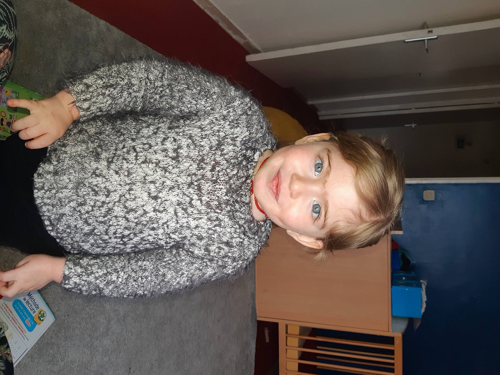 Salma participe au concours pour gagner de l'argent avec cette photo : box, ceiling, child, eyewear, finger, fun, gesture, goggles, human_body, joint, joy, muscle, pattern, person, room, shoulder, sitting, sunglasses, t_shirt, thumb