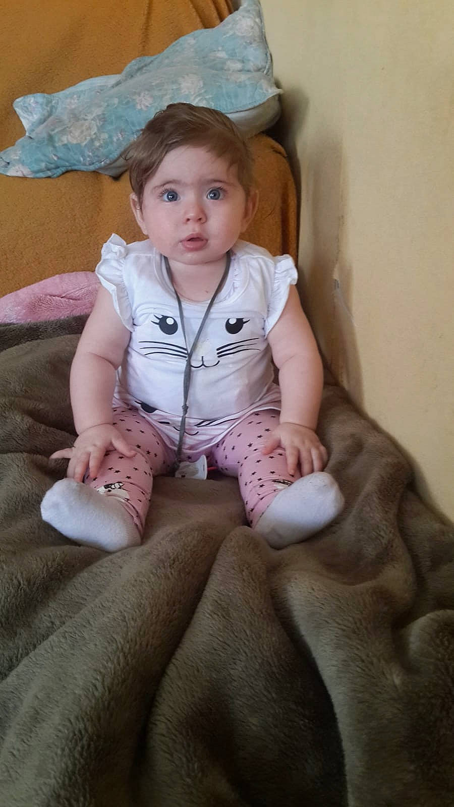 Salma participe au concours pour gagner de l'argent avec cette photo : baby, cheek, child, finger, leg, person, pink, sitting, skin, toddler