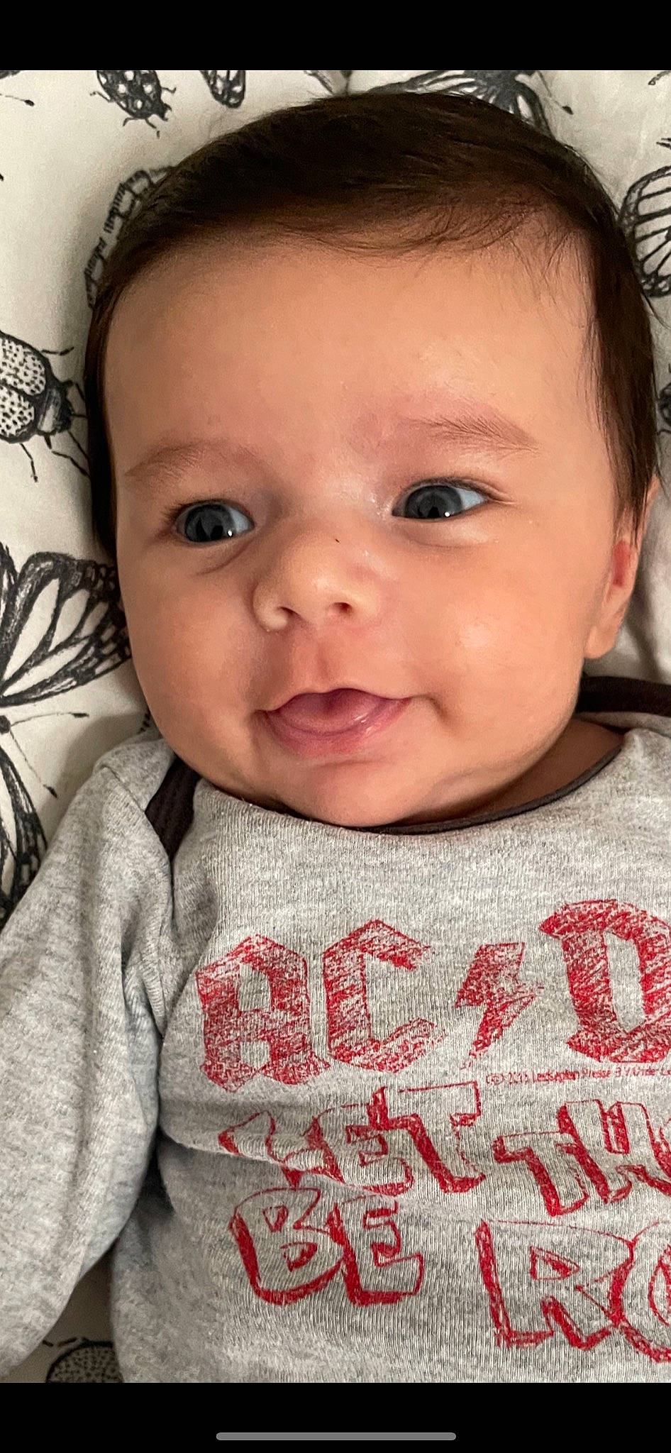 Mathéo a rejoint le concours — aidez-le/la à gagner de superbes lots ! baby_toddler_clothing, cheek, chin, ear, eyebrow, eyelash, face, forehead, head, iris, lip, mammal, mouth, neck, nose, organ, outerwear, person, skin, sleeve