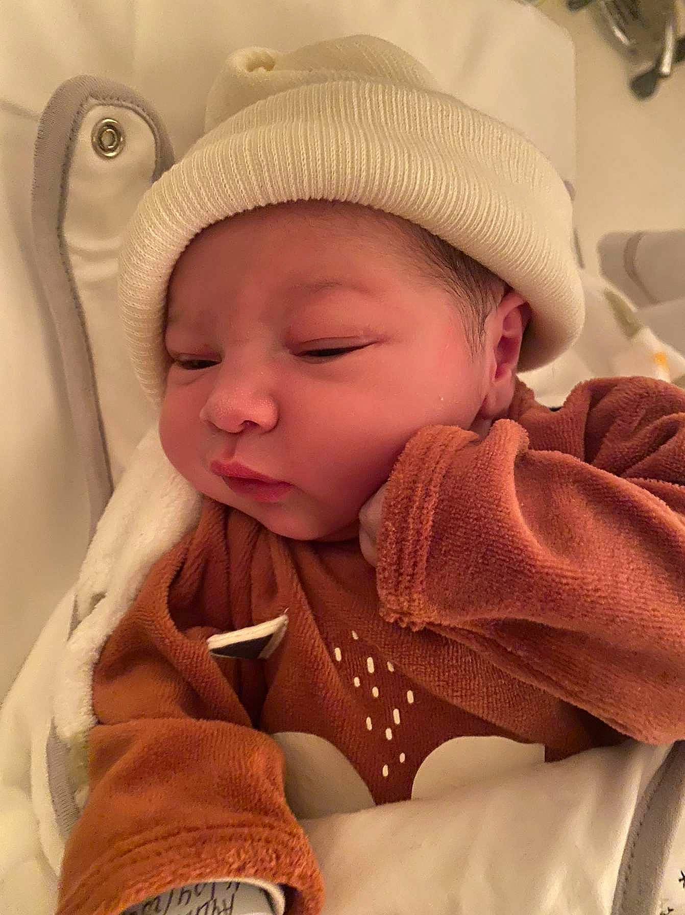 Aylan a rejoint le concours — aidez-le/la à gagner de superbes lots ! baby, baby_sleeping, baby_toddler_clothing, cheek, chin, comfort, ear, eye, eyebrow, head, lip, mouth, neck, nose, outerwear, person, product, skin, sleeve, textile