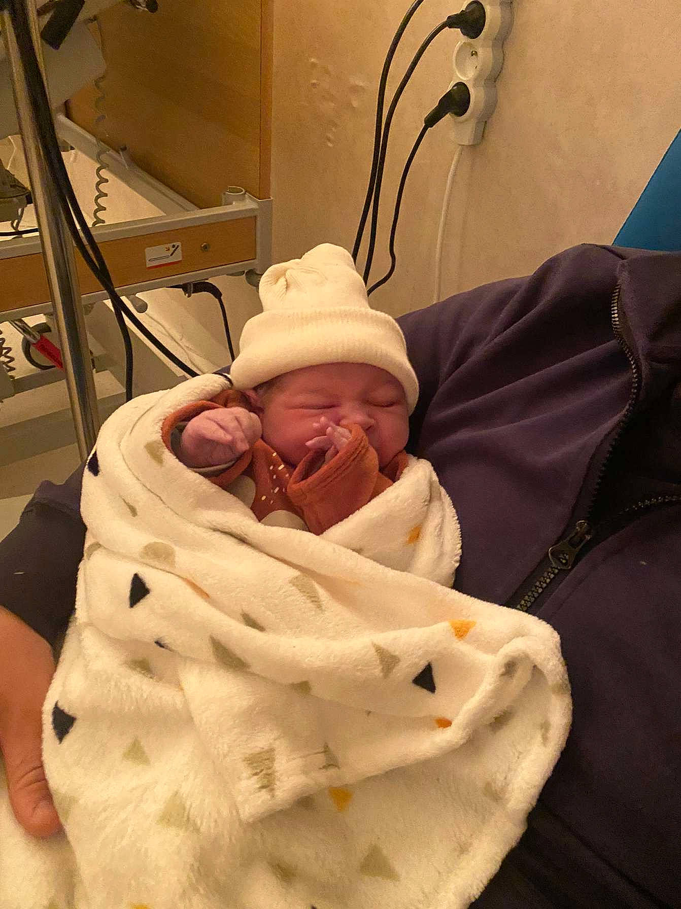 Aylan participe au concours pour gagner de l'argent avec cette photo : baby, baby_products, baby_safety, baby_sleeping, baby_toddler_clothing, bedtime, blanket, child, childbirth, comfort, hat, hospital, infant_bed, linens, medical, person, room, sleep, thumb, toddler