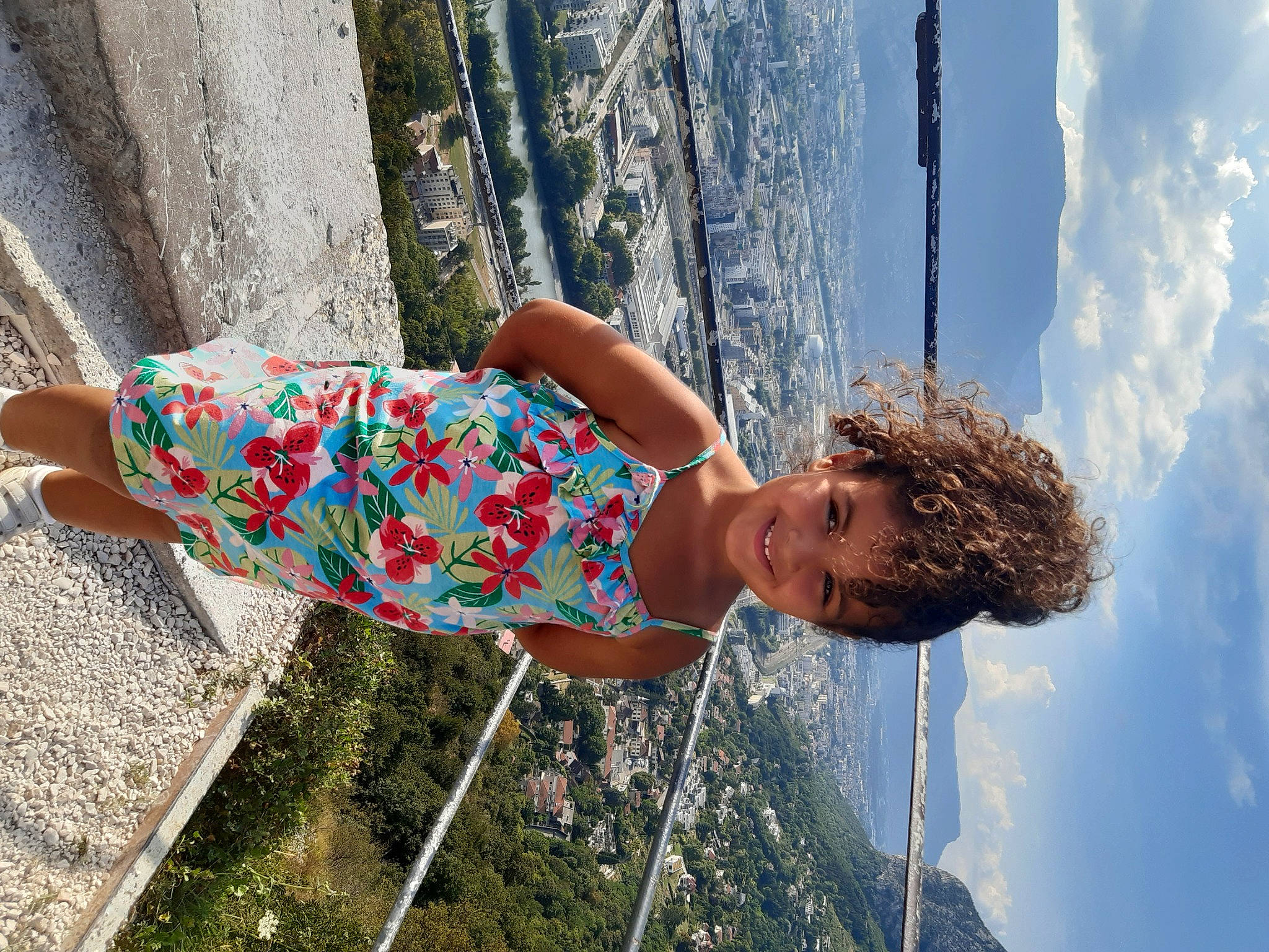 Nayla participe au concours pour gagner de l'argent avec cette photo : arm, azure, blue, cloud, concrete, elbow, electric_blue, flash_photography, fun, happy, human_leg, joy, leisure, pattern, people_in_nature, person, recreation, sky, summer, thigh