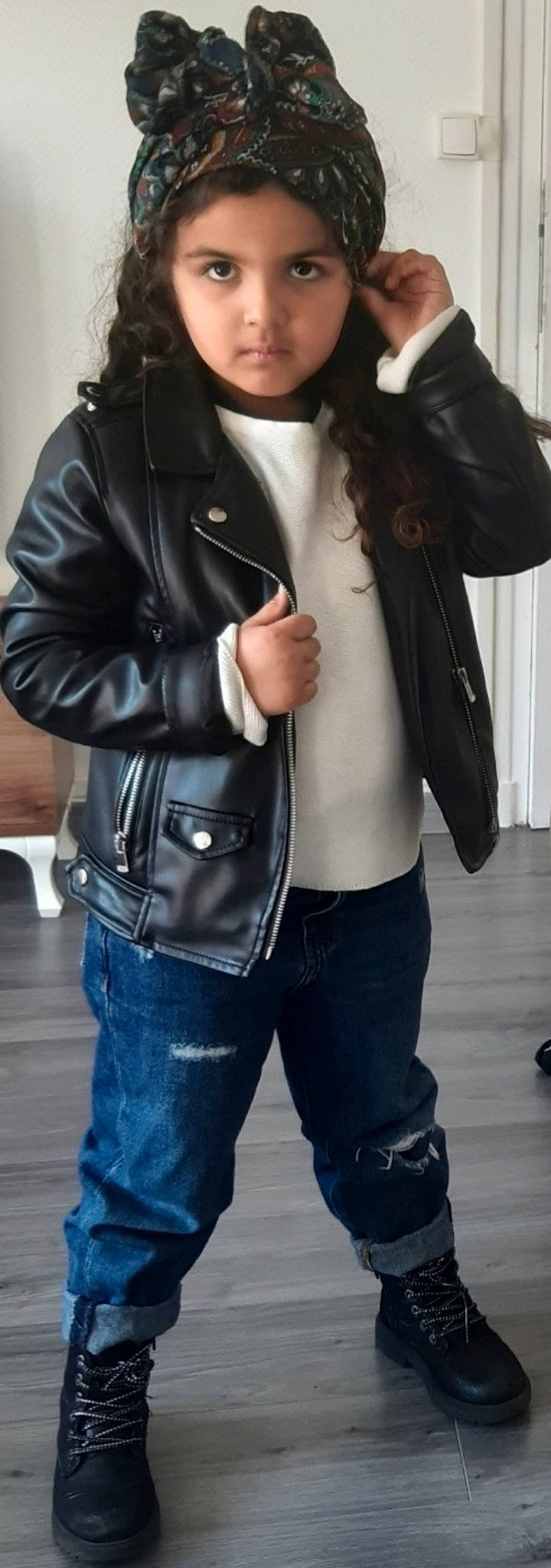 Nayla participe au concours pour gagner de l'argent avec cette photo : black, clothing, collar, cool, denim, eyewear, gesture, grey, headwear, joint, leather_jacket, neck, outerwear, person, shoulder, sleeve, standing, style, sunglasses, textile