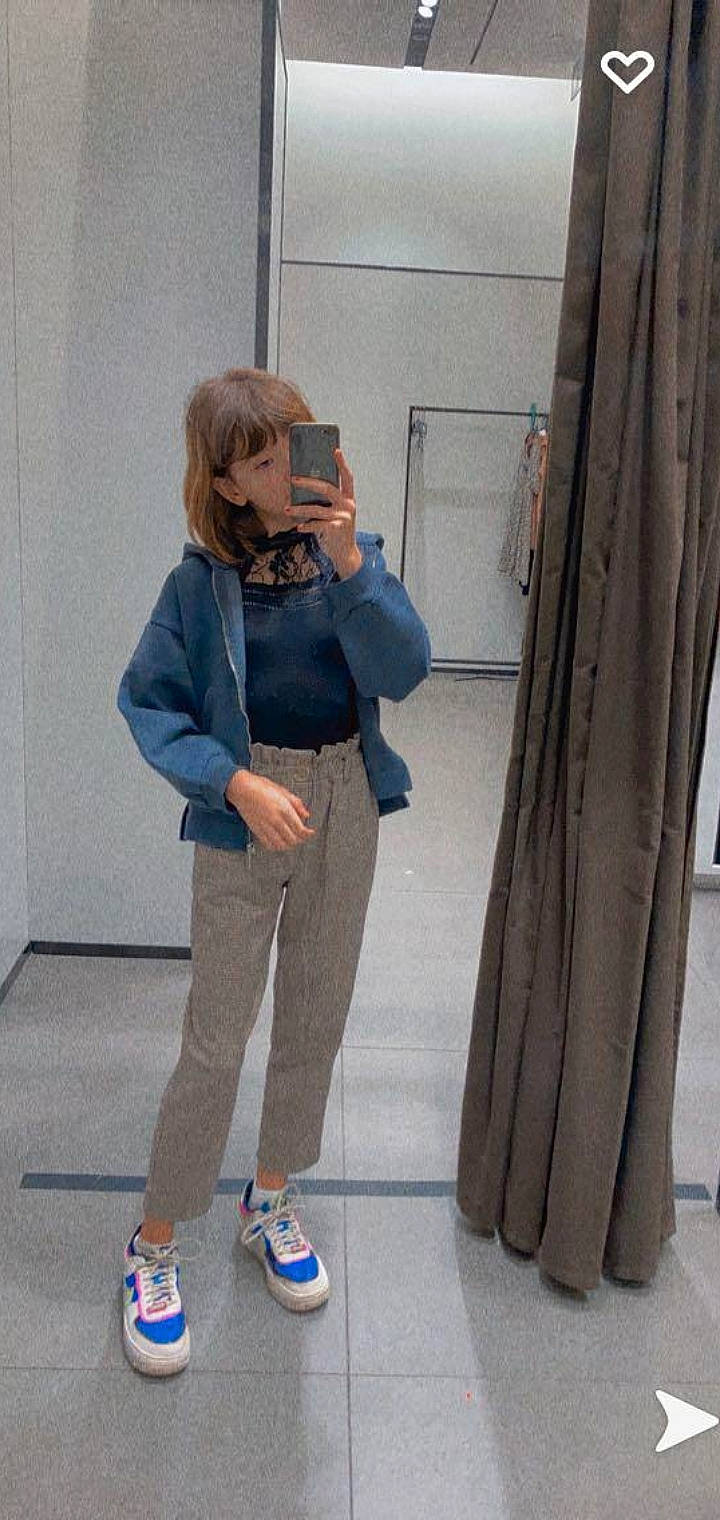 Juliette a rejoint le concours — aidez-le/la à gagner de superbes lots ! curtain, denim, electric_blue, eyewear, fashion_accessory, fashion_design, flooring, fur, grey, human_leg, joint, knee, pattern, person, shoe, sleeve, sportswear, street_fashion, textile, waist