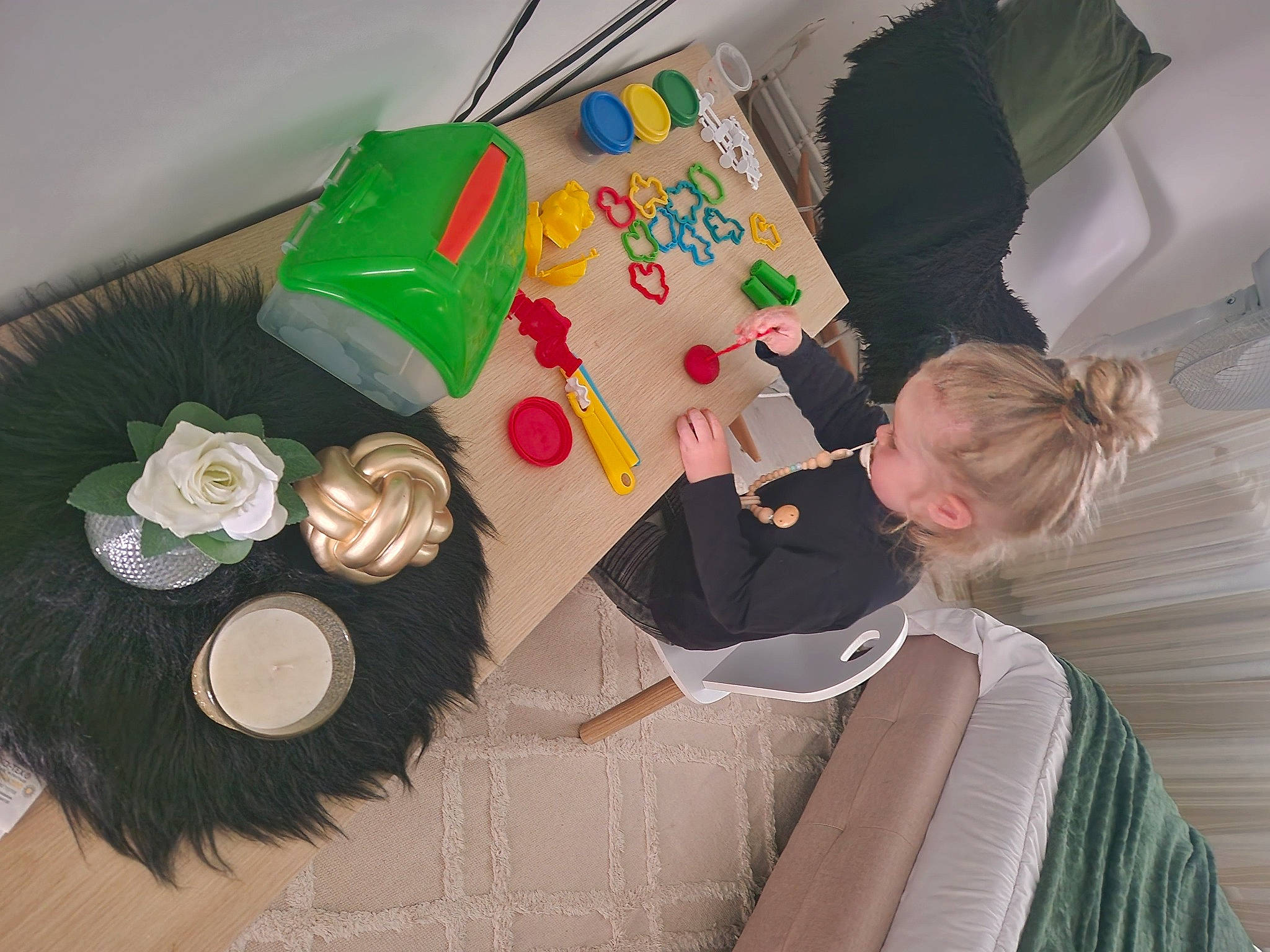 Charly participe au concours pour gagner de l'argent avec cette photo : baby, baby_products, child, event, fashion_accessory, fun, fur, headpiece, paper, paper_product, person, play, room, stuffed_toy, t_shirt, table, toddler, toy, visual_arts