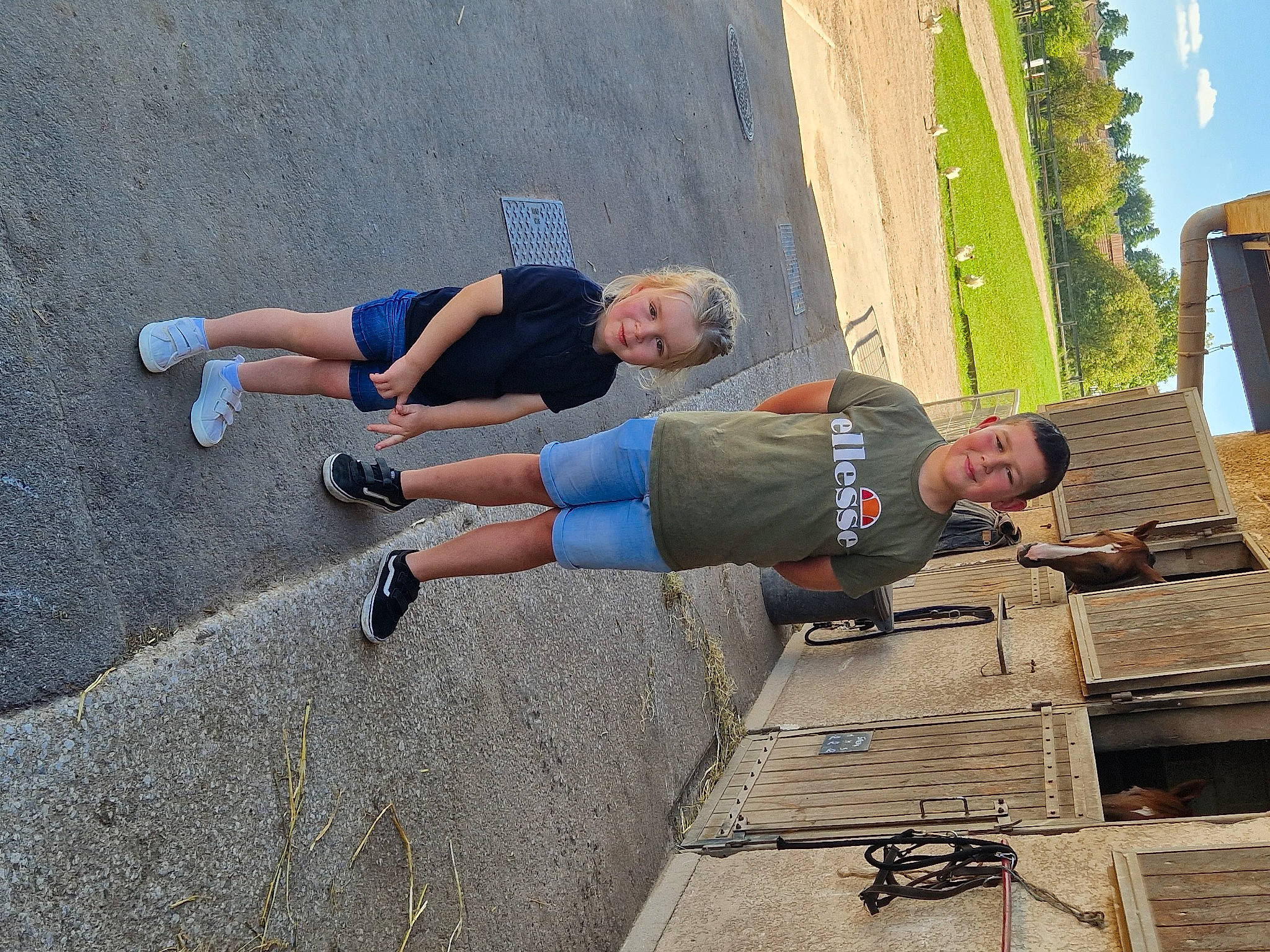 Charly participe au concours pour gagner de l'argent avec cette photo : asphalt, calf, concrete, elbow, electric_blue, fun, human_leg, joy, knee, leisure, outdoor_shoe, person, recreation, shorts, sky, smile, sneakers, t_shirt, thigh, tree