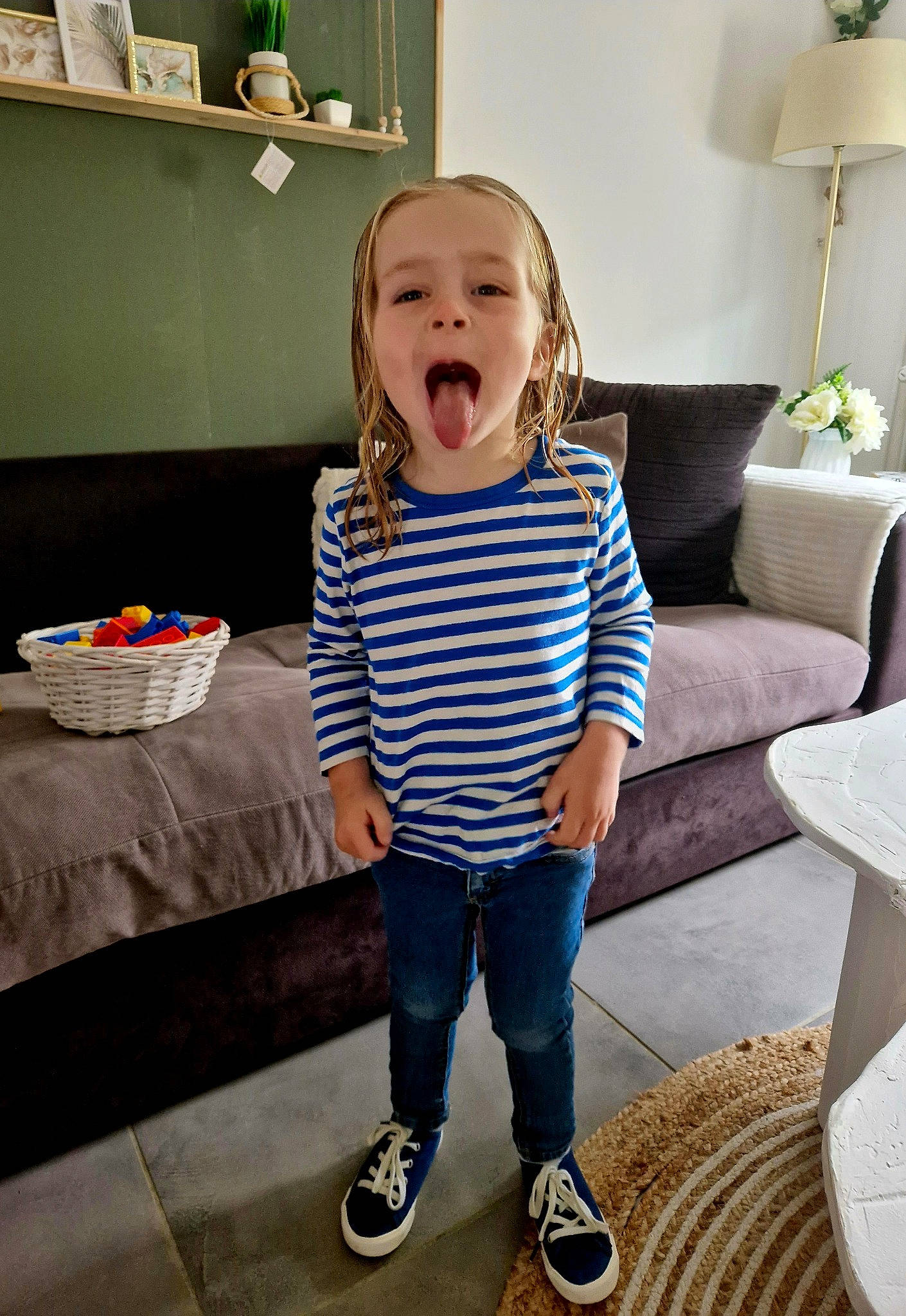 Charly participe au concours pour gagner de l'argent avec cette photo : baby_toddler_clothing, child, comfort, electric_blue, floor, flooring, happy, hardwood, human_leg, knee, living_room, pattern, person, room, sitting, sleeve, t_shirt, table, thigh, toddler