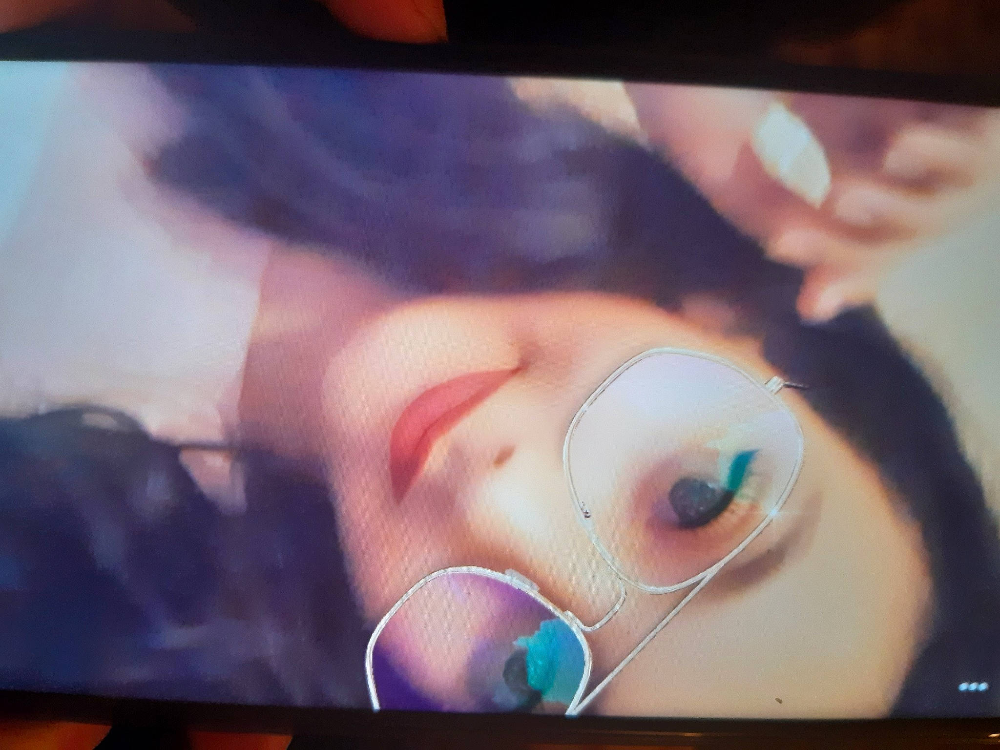 Sennia a rejoint le concours — aidez-le/la à gagner de superbes lots ! beauty, black_hair, cheek, display_device, ear, electronic_device, eye, eyebrow, eyelash, face, flesh, hand, head, lip, mouth, nose, person, photography, selfie, skin