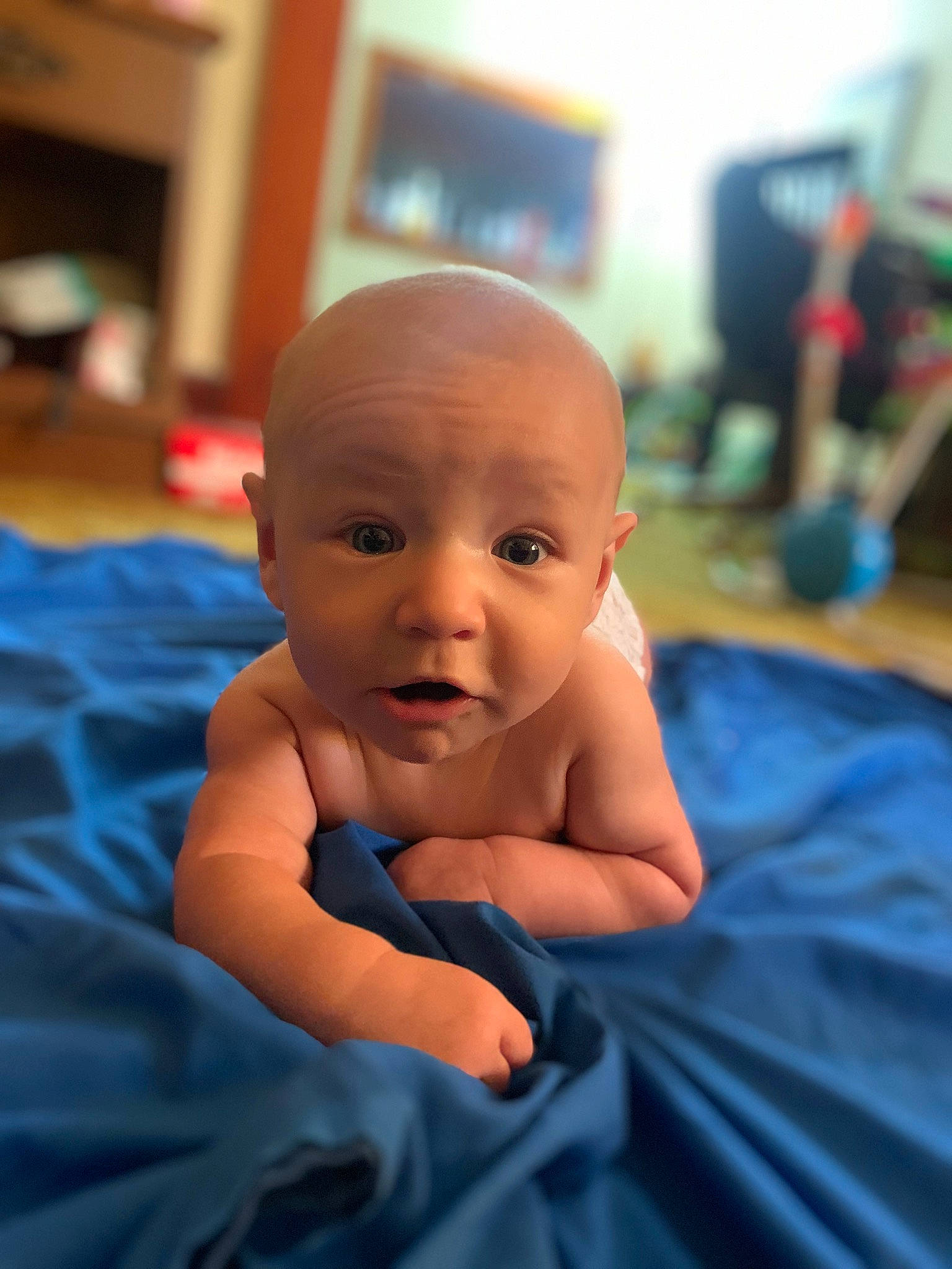 Matthias is registered to the contest to win money with this photo: abdomen, baby, baby_toddler_clothing, cheek, chest, child, comfort, electric_blue, flooring, fun, gesture, happy, human_body, iris, leisure, person, room, smile, thumb, toddler