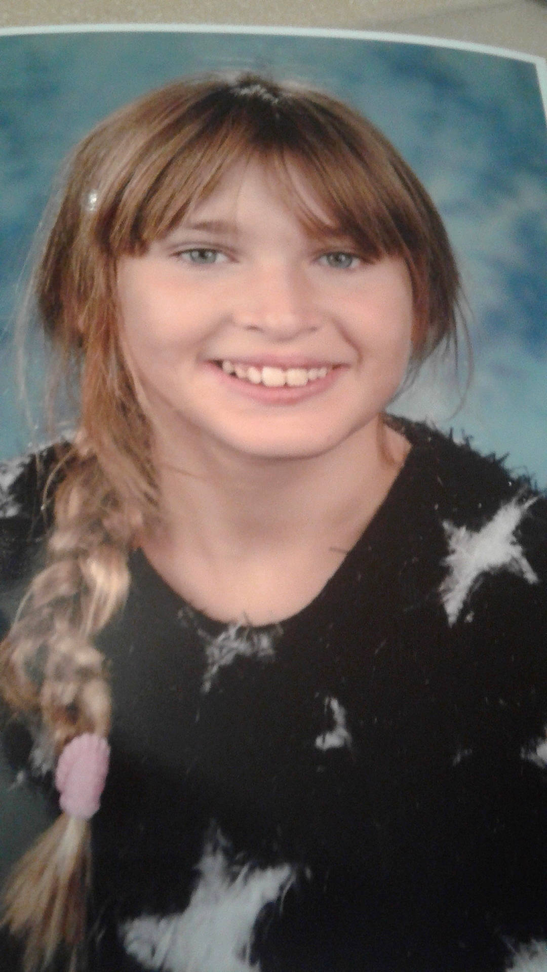 Alizee a rejoint le concours — aidez-le/la à gagner de superbes lots ! bangs, black_hair, blond, brown_hair, chin, face, facial_expression, forehead, fun, girl, hair, hair_coloring, hairstyle, head, human_hair_color, jaw, joy, layered_hair, long_hair, person