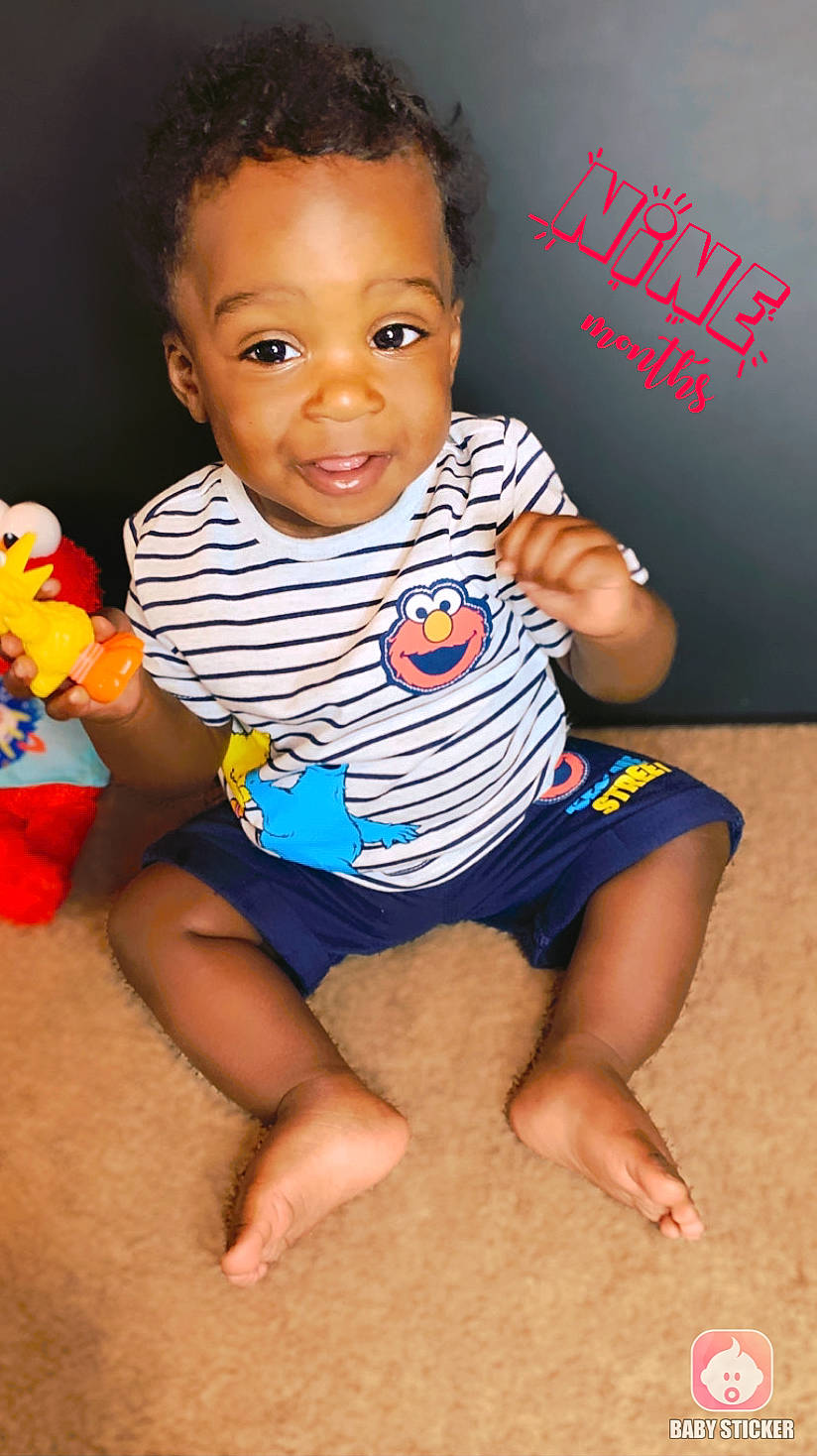 Jakobe is registered to the contest to win money with this photo: baby, baby_products, baby_toddler_clothing, cheek, child, diaper, finger, joy, leg, person, play, sitting, smile, thigh, thumb, toddler