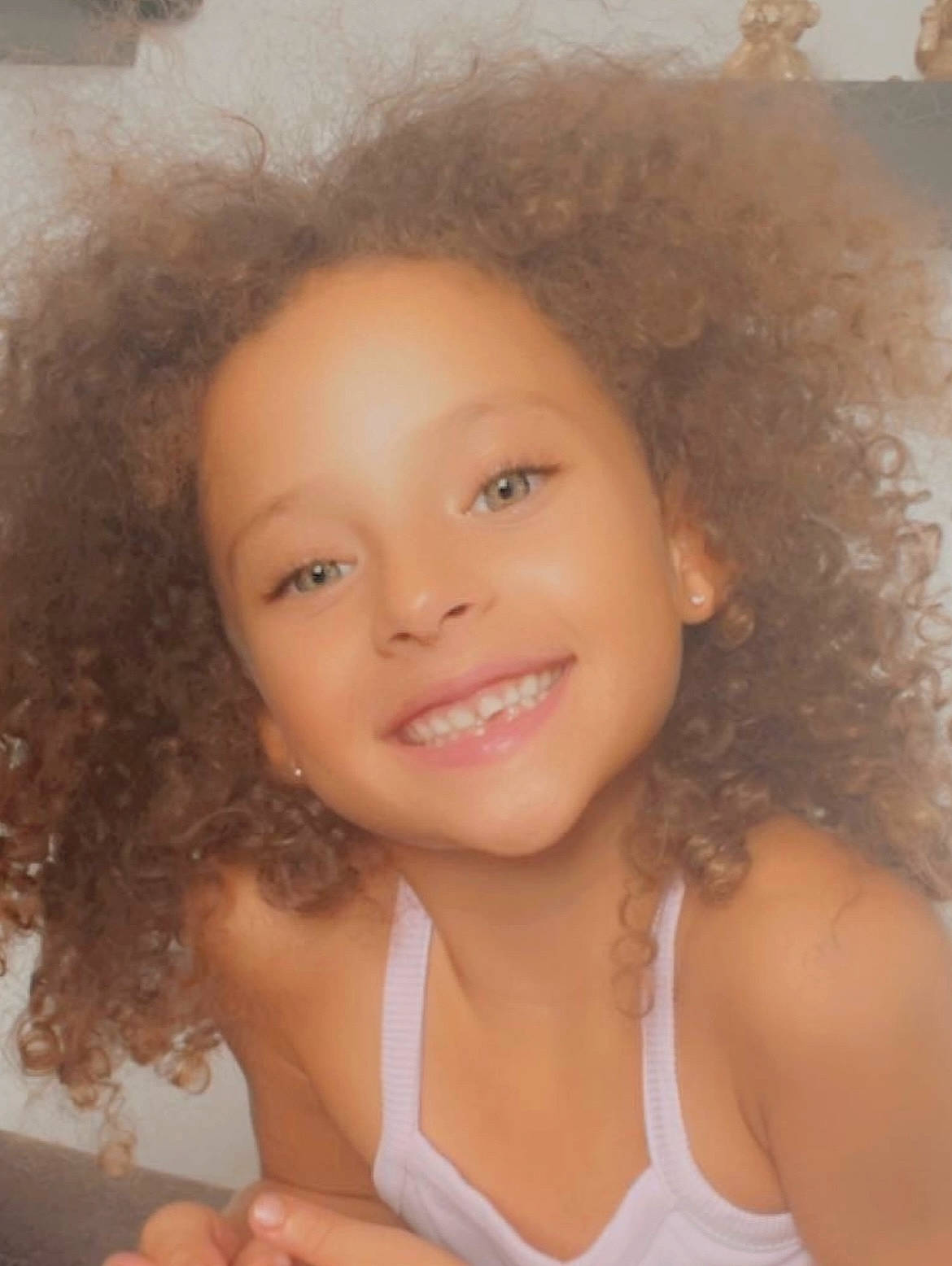 Myla a rejoint le concours — aidez-le/la à gagner de superbes lots ! active_tank, cheek, chin, eye, eyebrow, eyelash, face, forehead, hair, hairstyle, happy, human_body, iris, joy, lip, neck, nose, organ, person, shoulder