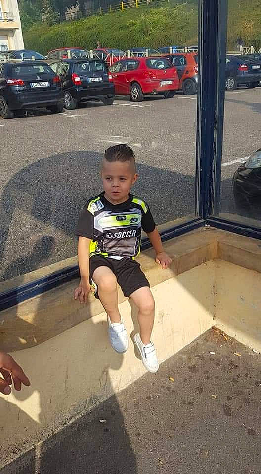 Alex a rejoint le concours — aidez-le/la à gagner de superbes lots ! active_shorts, alloy_wheel, automotive_exterior, automotive_tail_brake_light, automotive_window_part, bumper, calf, family_car, full_size_car, human_leg, knee, leg, luxury_vehicle, mid_size_car, parking, person, shorts, sock, toddler, vehicle_door