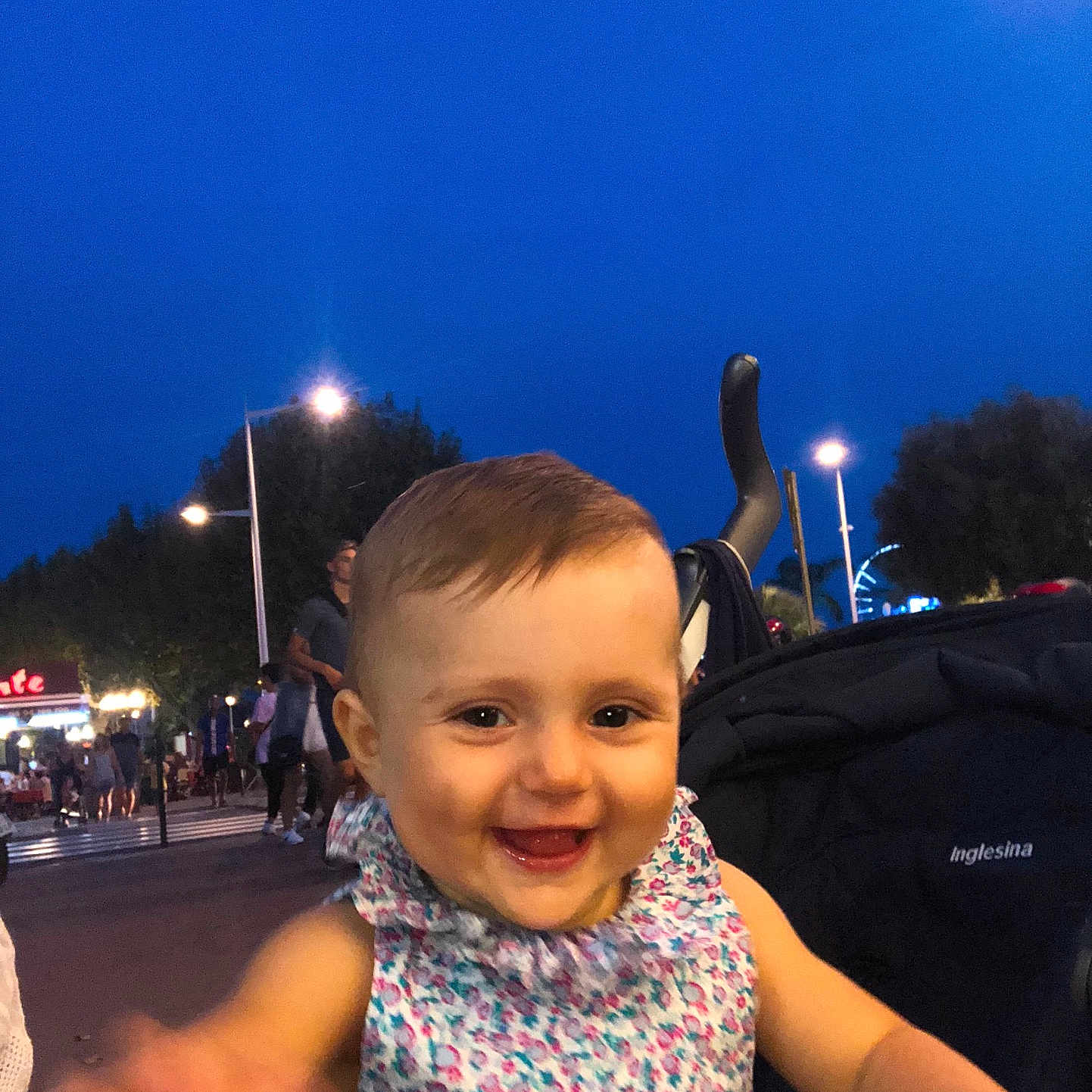 Giulia participe au concours pour gagner de l'argent avec cette photo : black_hair, fun, girl, human_body, mouth, music_artist, water