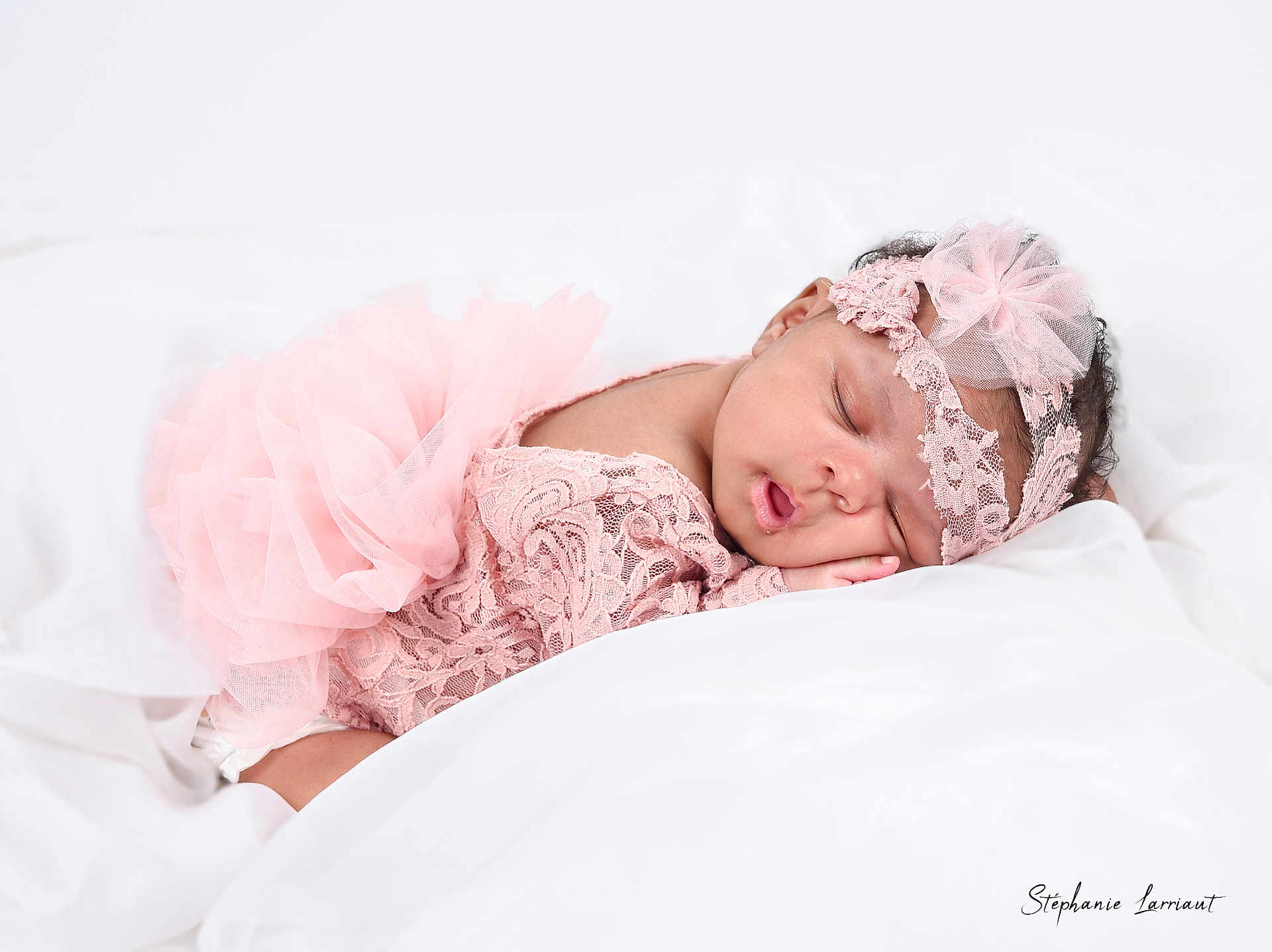 Uhaina Joyaux Mboyo participe au concours pour gagner de l'argent avec cette photo : baby, sleeping, pink, lace, headband, flower, infant, blanket, soft, cute, peaceful, portrait, newborn, cozy, resting, child, delicate, tulle, fabric, sleep