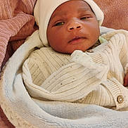 Imany a rejoint le concours — aidez-le/la à gagner de superbes lots ! baby, infant, blanket, hat, clothing, wrapped, warm, soft, cozy, portrait, face, newborn, child, cute, resting, indoors, person, skin, sleepwear, comfort