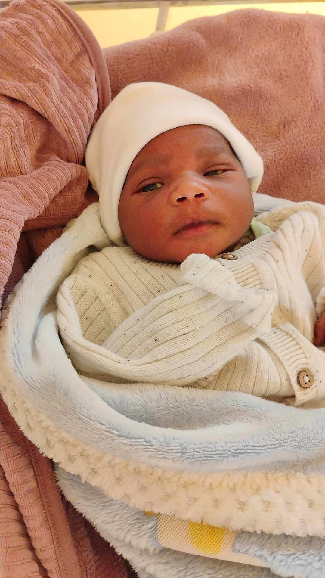 Imany a rejoint le concours — aidez-le/la à gagner de superbes lots ! baby, infant, blanket, hat, clothing, wrapped, warm, soft, cozy, portrait, face, newborn, child, cute, resting, indoors, person, skin, sleepwear, comfort
