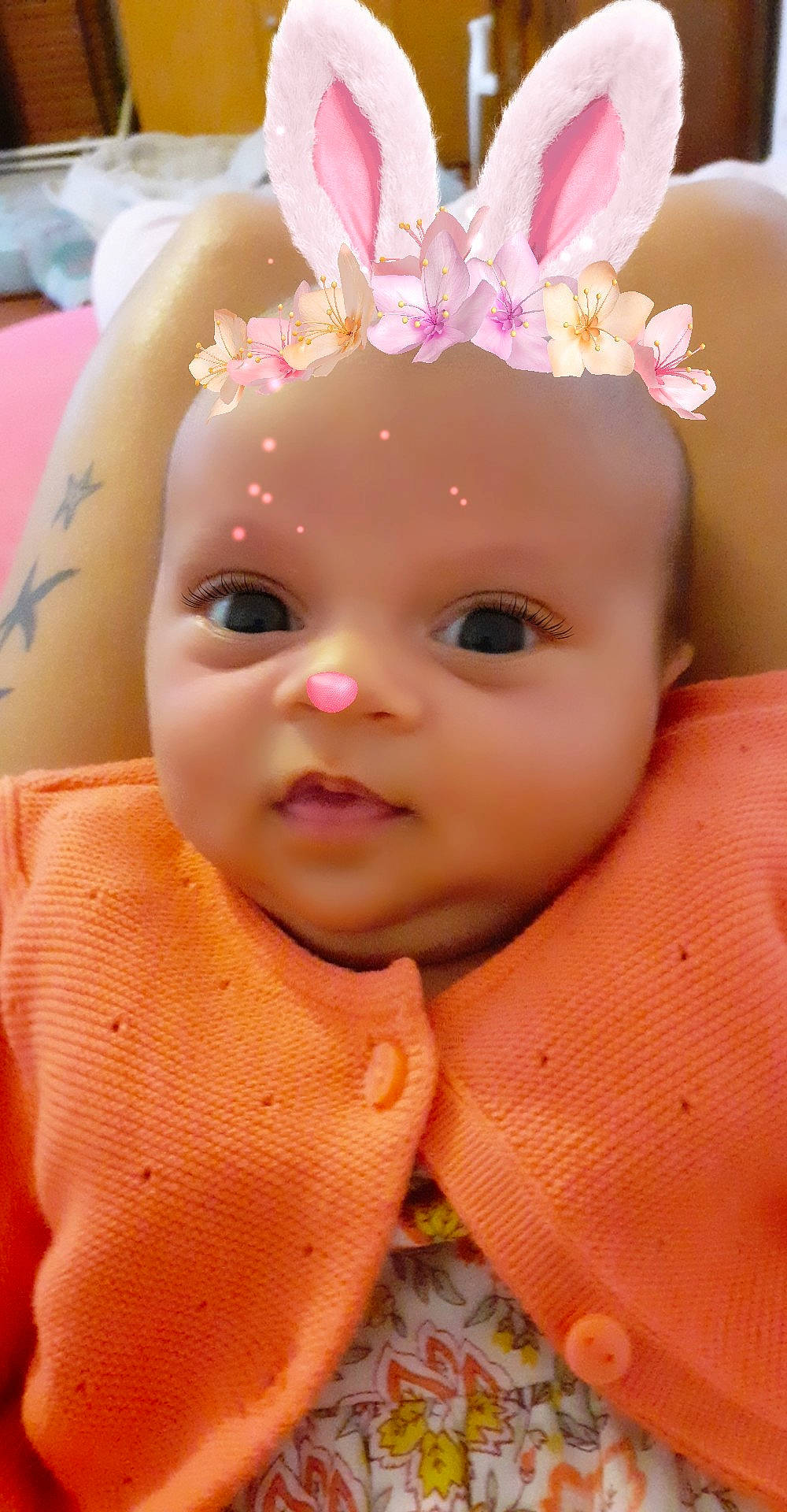 Angelina participe au concours pour gagner de l'argent avec cette photo : baby, cheek, child, close_up, eye, eyebrow, face, forehead, hair_accessory, head, iris, lip, mouth, nose, person, pink, skin, toddler