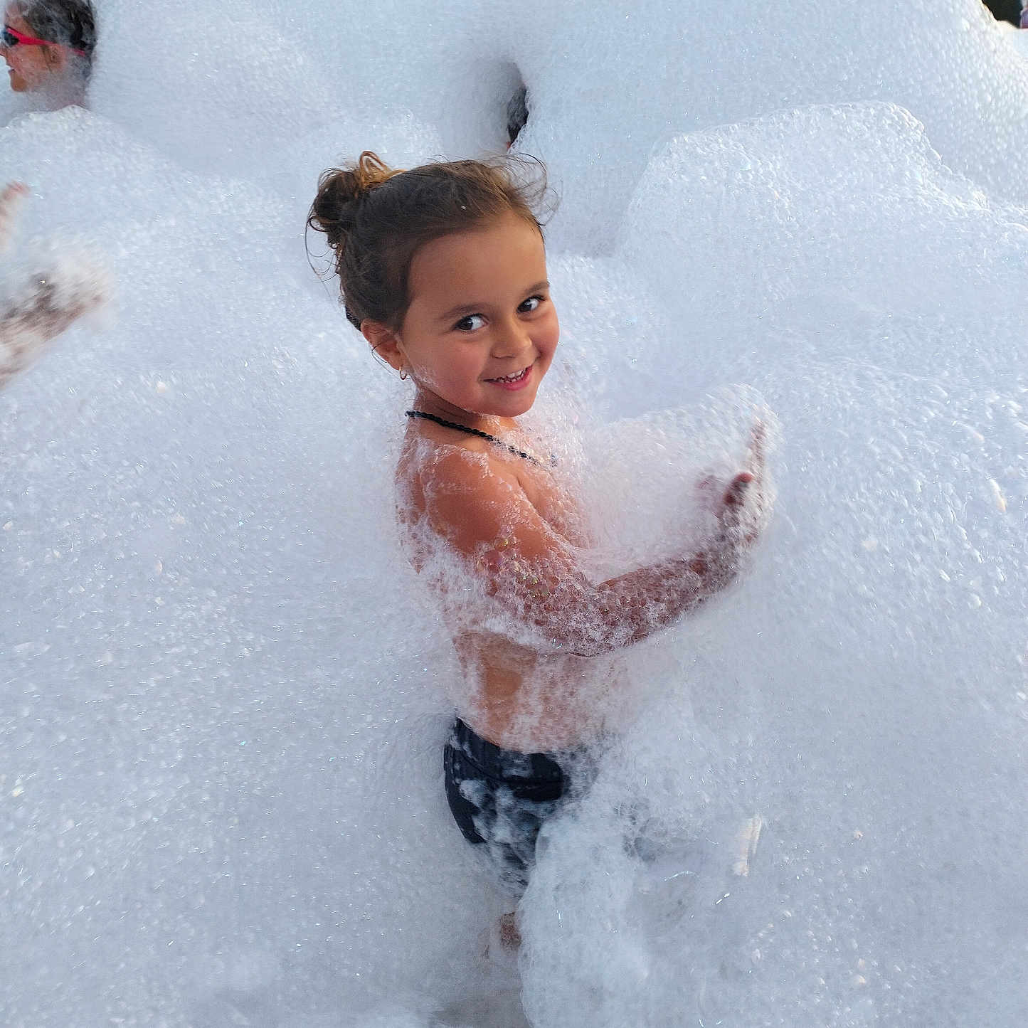 Angelina a rejoint le concours — aidez-le/la à gagner de superbes lots ! back, bathing, bathtub, bodypart, child, clothing, face, female, finger, foam, girl, head, nature, outdoors, person, photography, portrait, swimwear, tub, water