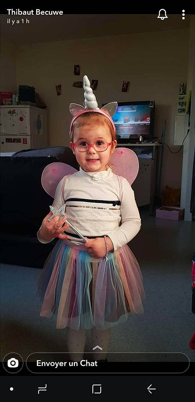 Anya participe au concours pour gagner de l'argent avec cette photo : baby_toddler_clothing, cabinetry, chest_of_drawers, child, event, eye, flooring, fun, hair, happy, home_appliance, iris, person, pink, purple, refrigerator, sitting, smile, television, television_set