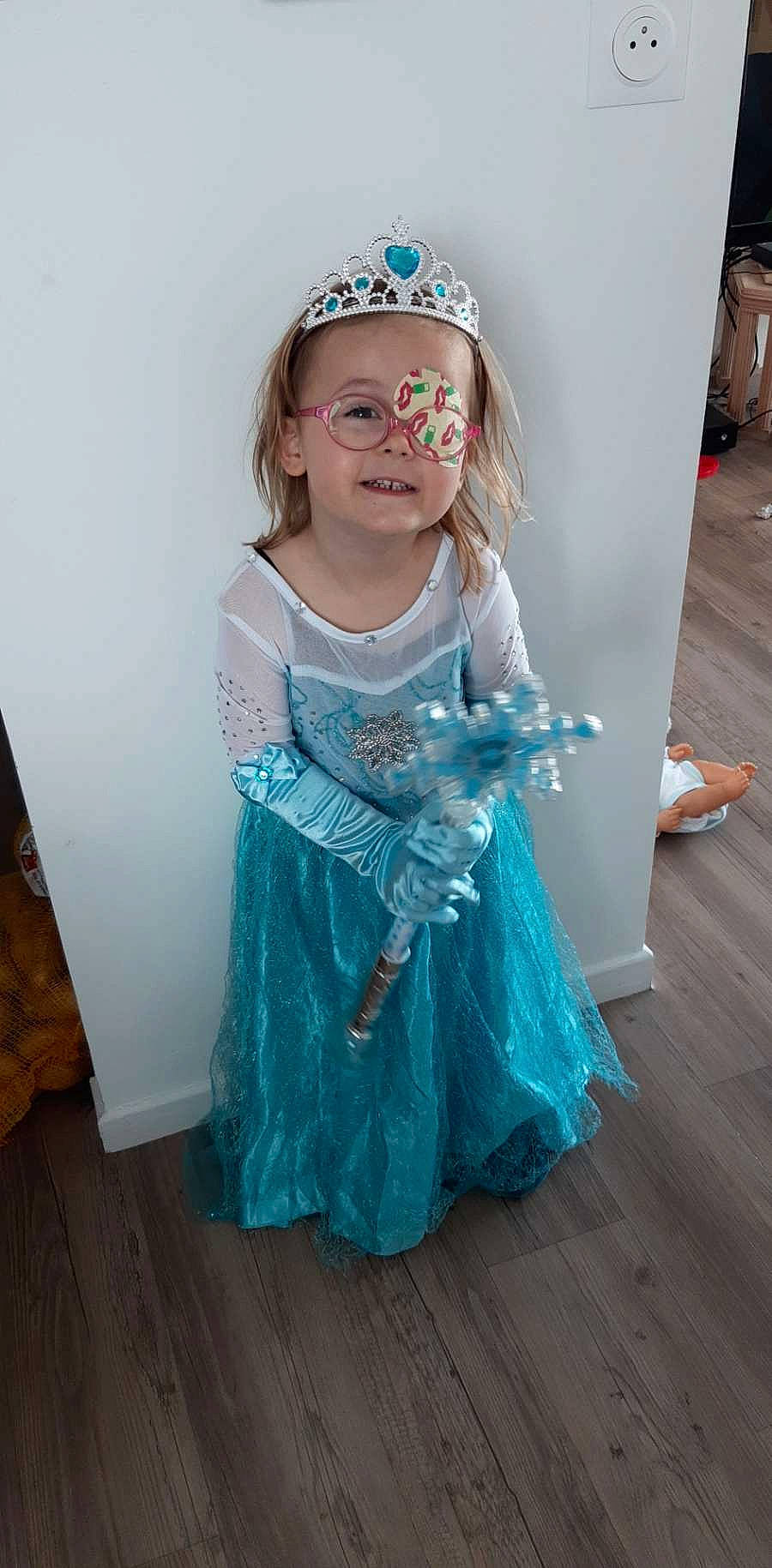Anya a rejoint le concours — aidez-le/la à gagner de superbes lots ! azure, baby_toddler_clothing, blue, day_dress, dress, electric_blue, event, fashion_design, flooring, formal_wear, happy, headpiece, jewellery, joy, person, pink, purple, sleeve, smile, tiara