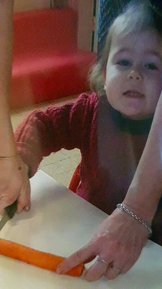 Anya participe au concours pour gagner de l'argent avec cette photo : baby, baby_toddler_clothing, child, eyelash, finger, fun, gesture, hand, happy, nail, office_supplies, person, product, smile, t_shirt, table, thumb, toddler, wood, wrist