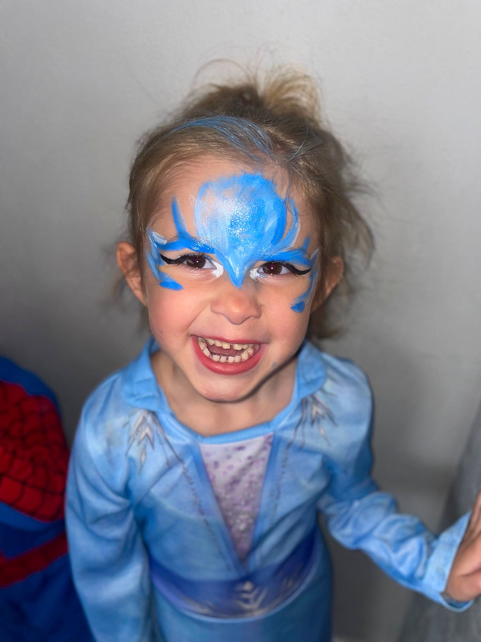 Abby a rejoint le concours — aidez-le/la à gagner de superbes lots ! arm, blue, cheek, chin, electric_blue, eye, eyebrow, facial_expression, flash_photography, forehead, fun, happy, human_body, iris, mouth, nose, person, personal_protective_equipment, skin, smile