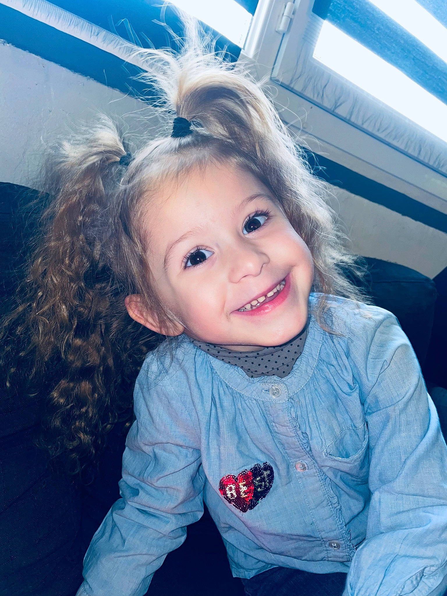 Abby participe au concours pour gagner de l'argent avec cette photo : arm, azure, baby_toddler_clothing, blue, chin, cloud, cool, eyebrow, flash_photography, fun, happy, iris, joy, mammal, mouth, nose, organ, person, skin, smile