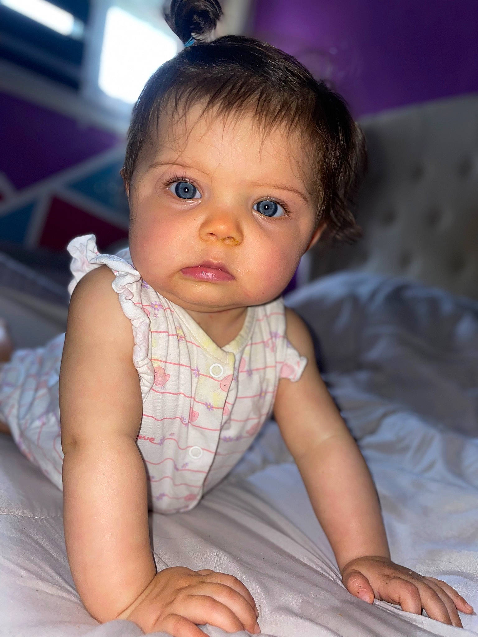 Ruby a rejoint le concours — aidez-le/la à gagner de superbes lots ! baby, baby_toddler_clothing, cheek, child, chin, comfort, eyelash, finger, flash_photography, fun, hand, happy, iris, lip, mouth, nose, person, sitting, skin, sleeve