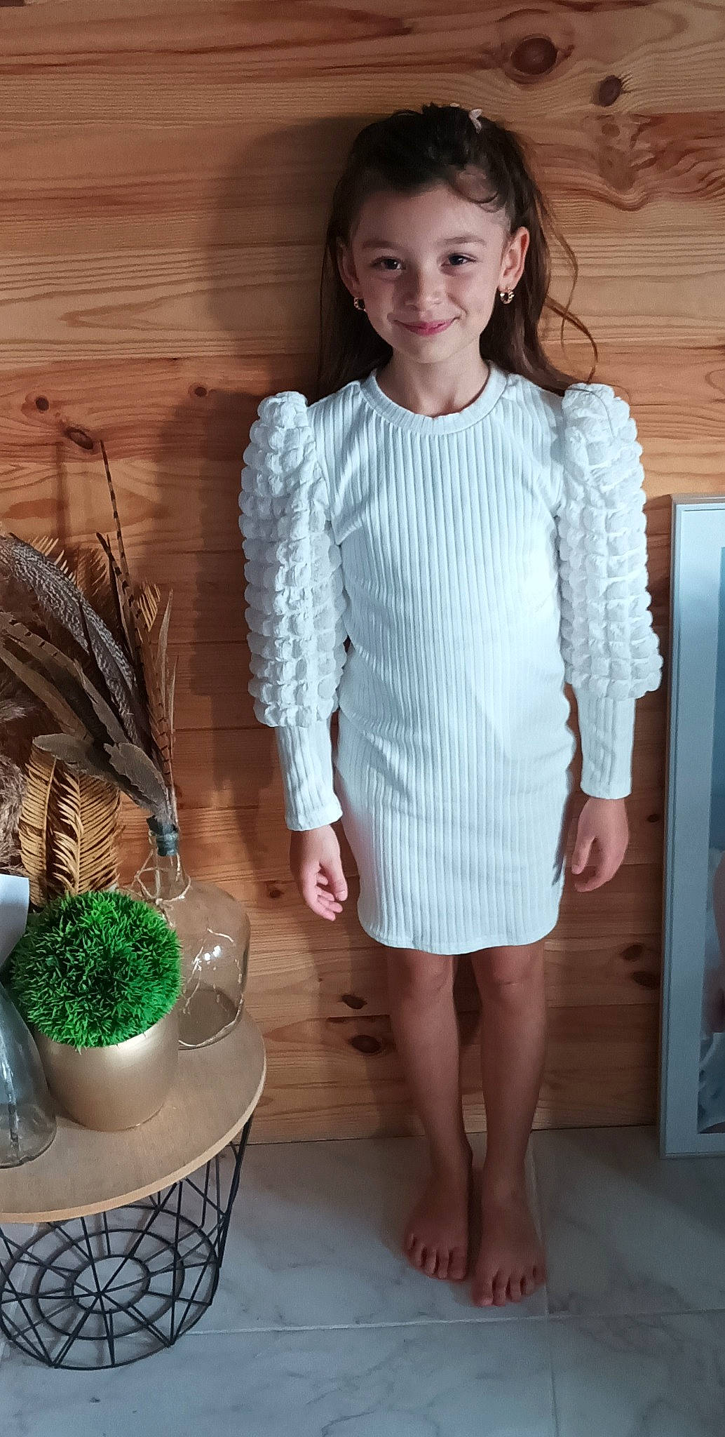 Manon a rejoint le concours — aidez-le/la à gagner de superbes lots ! chair, clothing, day_dress, dress_shirt, fashion_design, formal_wear, grass, houseplant, human_leg, joy, knee, pattern, person, plant, sleeve, smile, t_shirt, thigh, toddler, trunk