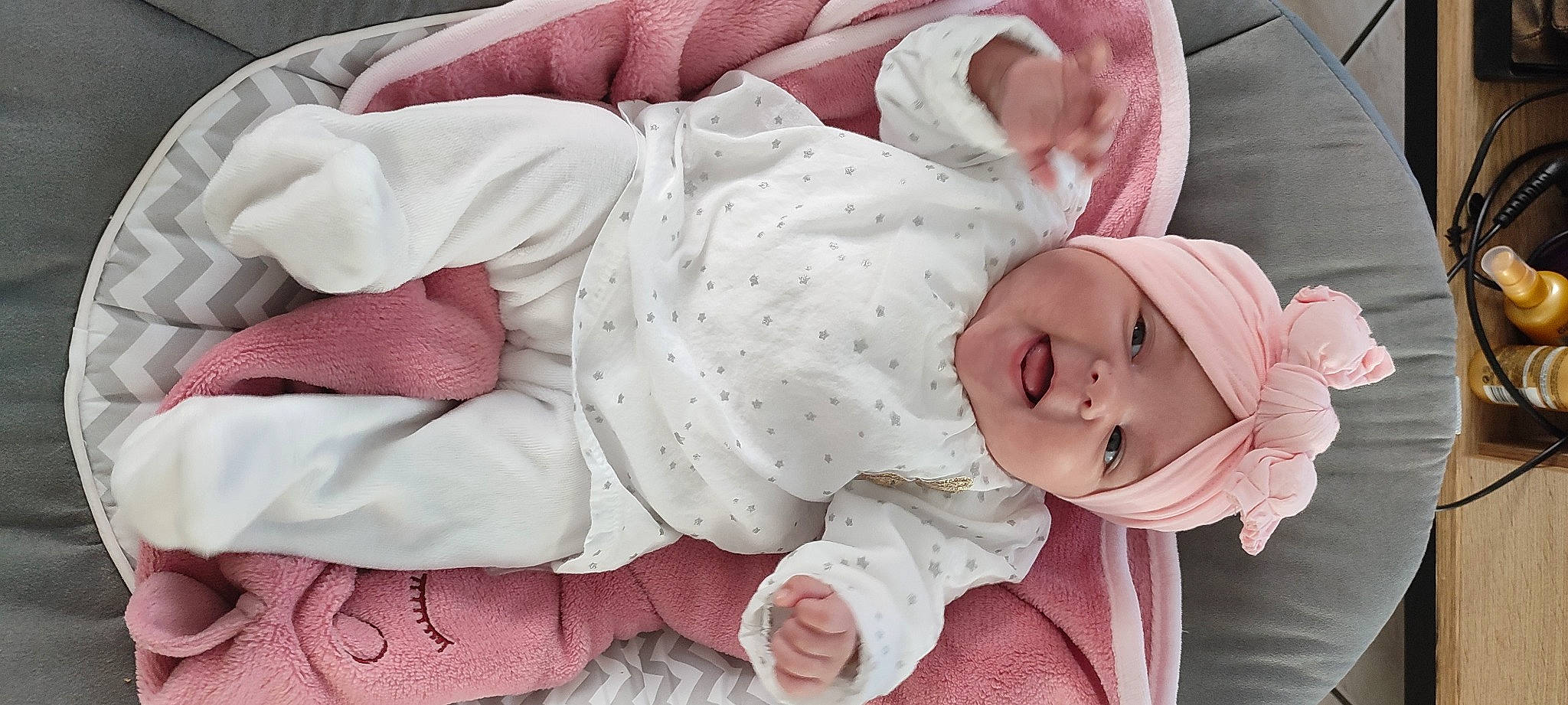 Naomi a rejoint le concours — aidez-le/la à gagner de superbes lots ! baby, baby_sleeping, baby_toddler_clothing, cheek, comfort, eye, hand, hat, head, headgear, headwear, human_body, leg, lip, person, pink, product, skin, sleeve, textile