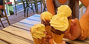 Noursine a rejoint le concours — aidez-le/la à gagner de superbes lots ! child, girl, ice_cream, cone, smile, outdoor, table, hand, summer, sunny, amusement_park, trees, people, casual_clothing, happy, friends, food, dessert, daytime, fun