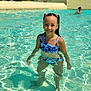 Noursine a rejoint le concours — aidez-le/la à gagner de superbes lots ! child, girl, swimming_pool, water, swimsuit, pigtails, smiling, sunlight, outdoor, summer, vacation, palm_trees, water_slide, lifeguard, flag, recreation, leisure, holiday, blue_sky, fun