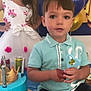 Amir participe au concours pour gagner de l'argent avec cette photo : child, birthday_party, cake, balloons, toy, dress, smile, happy, celebration, blue, gold, crown, table, food, drink, person, face, young_child, posing, indoor
