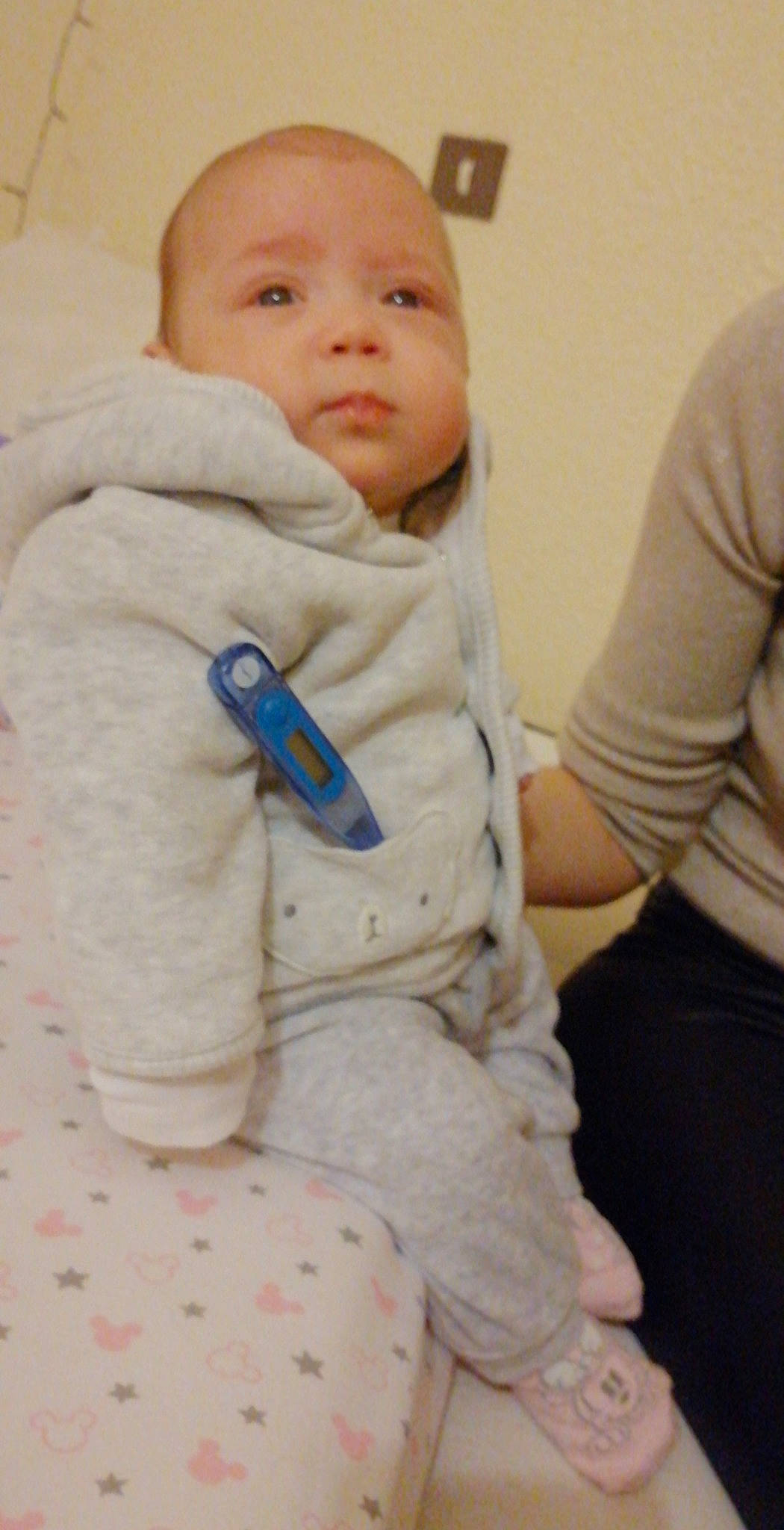 Hinaya a rejoint le concours — aidez-le/la à gagner de superbes lots ! abdomen, arm, baby, baby_products, baby_safety, baby_sleeping, baby_toddler_clothing, cheek, child, comfort, face, fur, gesture, linens, nose, person, sitting, skin, sleeve, thumb