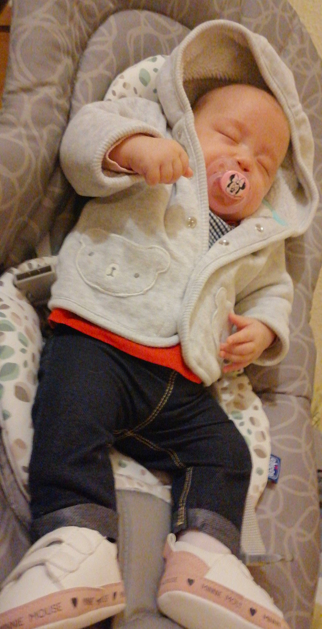 Hinaya a rejoint le concours — aidez-le/la à gagner de superbes lots ! baby, baby_sleeping, baby_toddler_clothing, child, comfort, finger, gesture, hat, headgear, leg, linens, person, pink, skin, sleeve, textile, thigh, toddler, toy, white