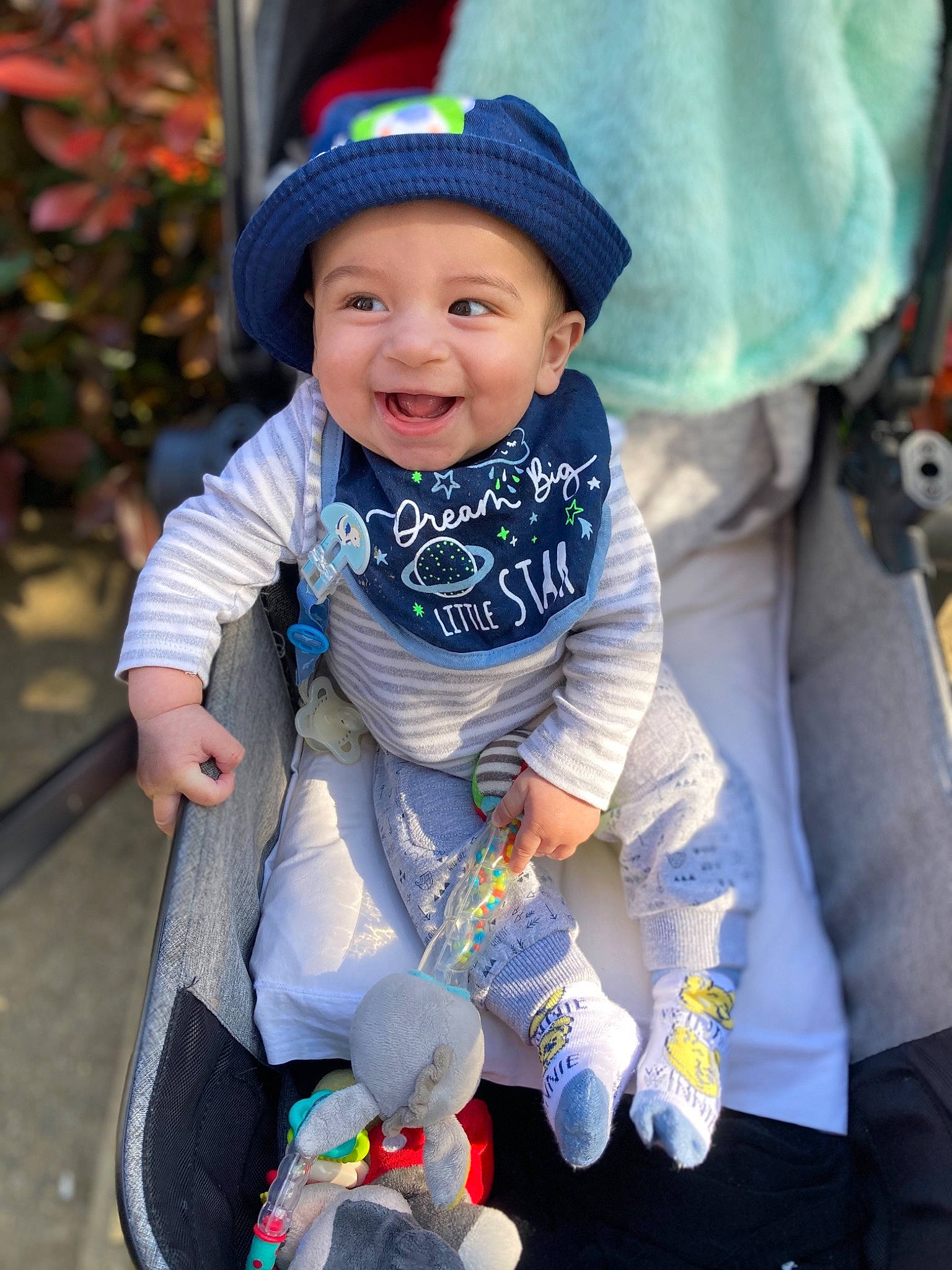 Riyad participe au concours pour gagner de l'argent avec cette photo : baby, baby_products, baby_toddler_clothing, cap, child, electric_blue, fashion_accessory, fun, happy, headwear, person, photograph, plant, product, recreation, sitting, sleeve, smile, snapshot, street_fashion