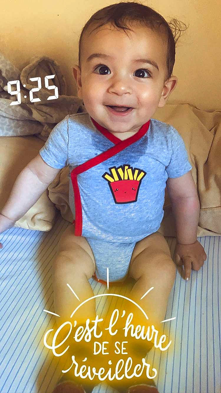 Riyad participe au concours pour gagner de l'argent avec cette photo : arm, baby_toddler_clothing, cheek, clothing, eye, face, finger, hairstyle, happy, iris, leg, neck, person, pink, product, skin, sleeve, smile, thigh, white