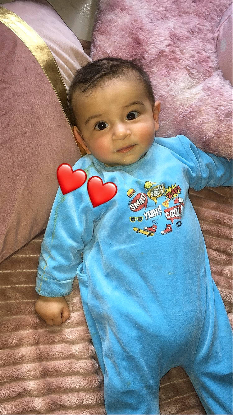 Riyad a rejoint le concours — aidez-le/la à gagner de superbes lots ! arm, azure, baby, baby_toddler_clothing, cheek, chin, eye, face, hairstyle, hand, happy, iris, joint, lip, mouth, neck, nose, person, pink, skin