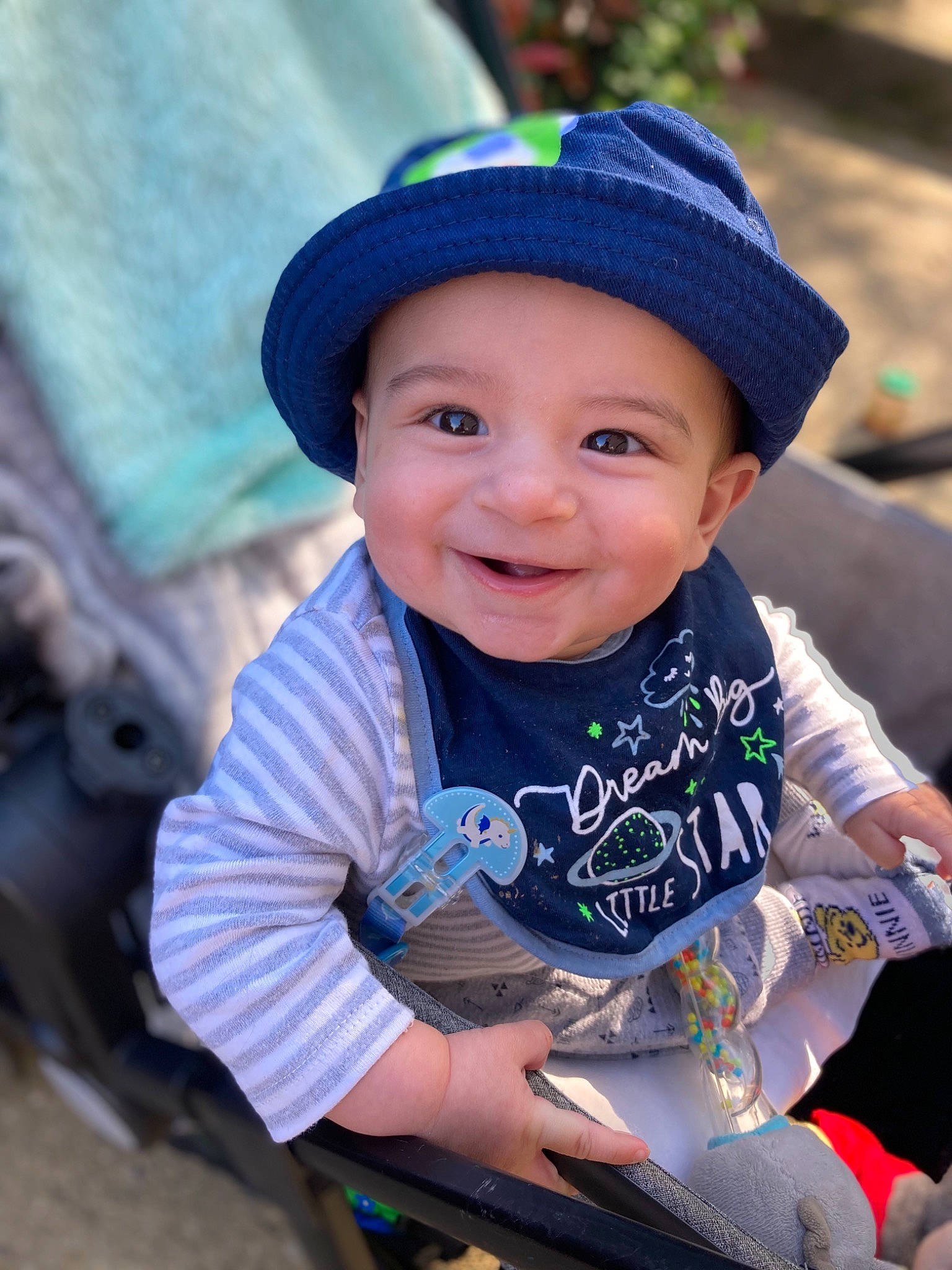 Riyad participe au concours pour gagner de l'argent avec cette photo : baby, baby_toddler_clothing, cap, child, cool, eye, face, grass, happy, hat, head, headgear, headwear, iris, joy, leisure, person, recreation, skin, smile