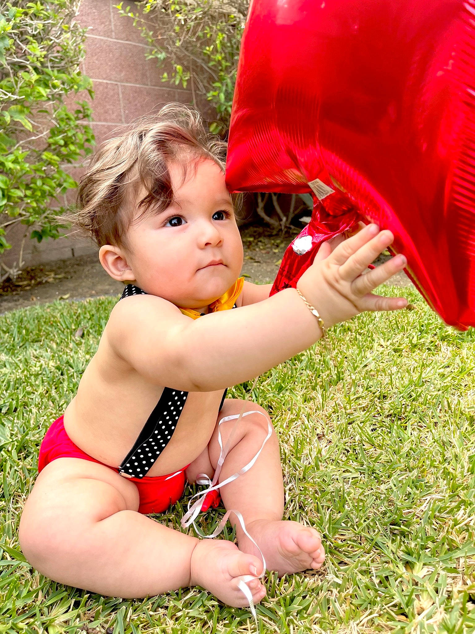 Aziel is registered to the contest to win money with this photo: baby, baby_toddler_clothing, carmine, child, fun, grass, happy, human_body, human_leg, lawn, leisure, meadow, people_in_nature, person, pink, plant, recreation, sitting, thigh, toddler